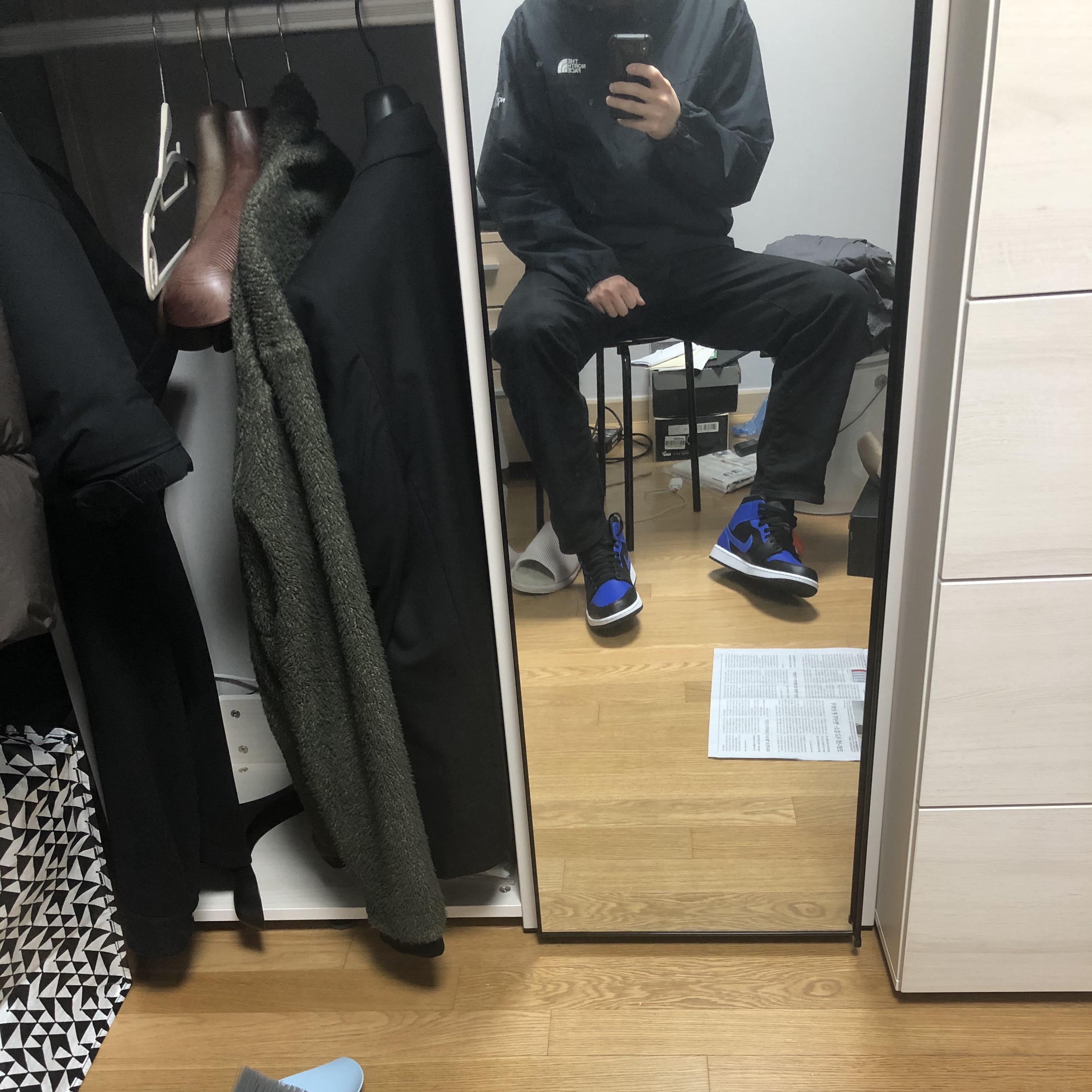 Jordan 1 Mid Black Hyper Royal 착용 스타일