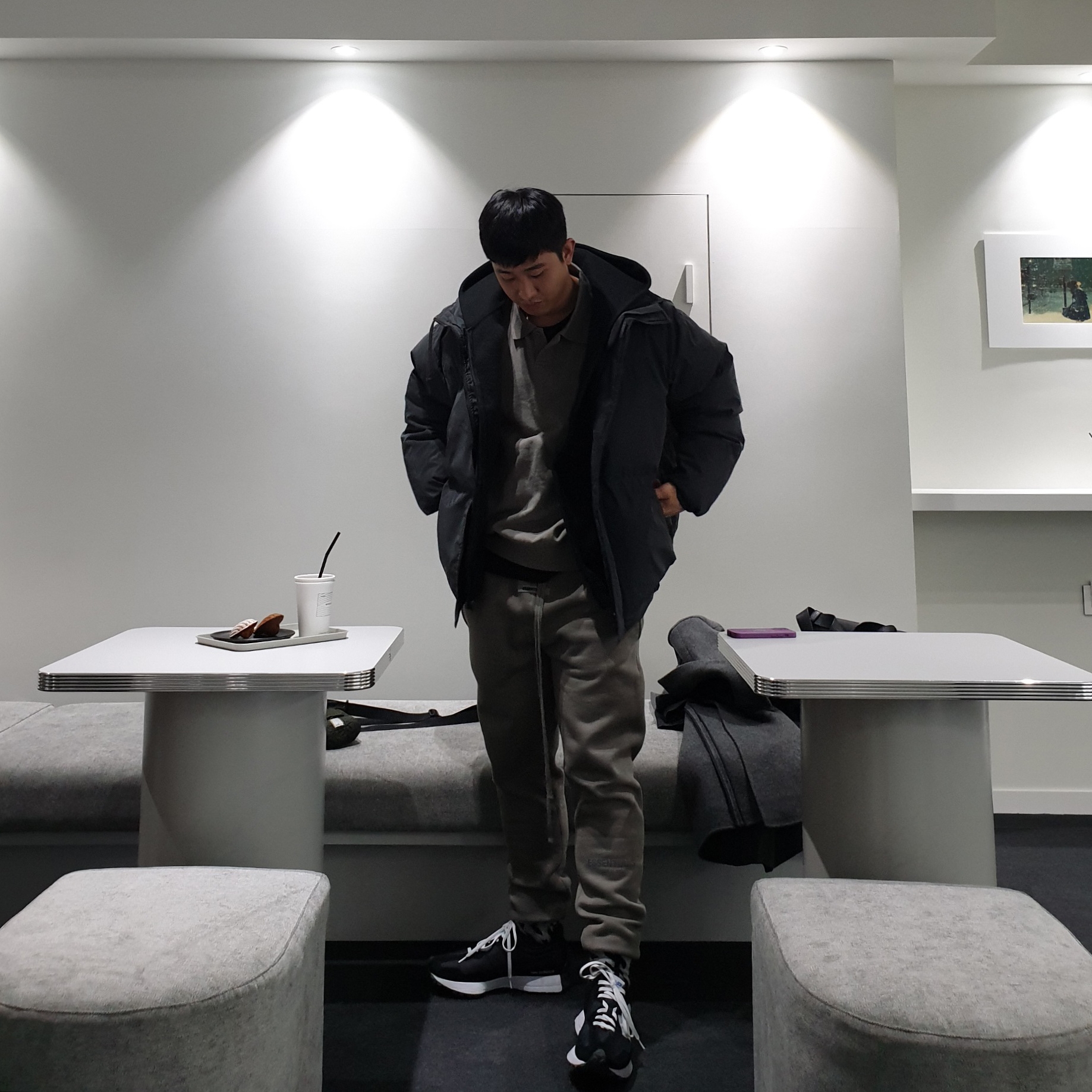 New Balance 327 Black, Essentials Sweatpants Cement - 20FW 착용 스타일 - 1