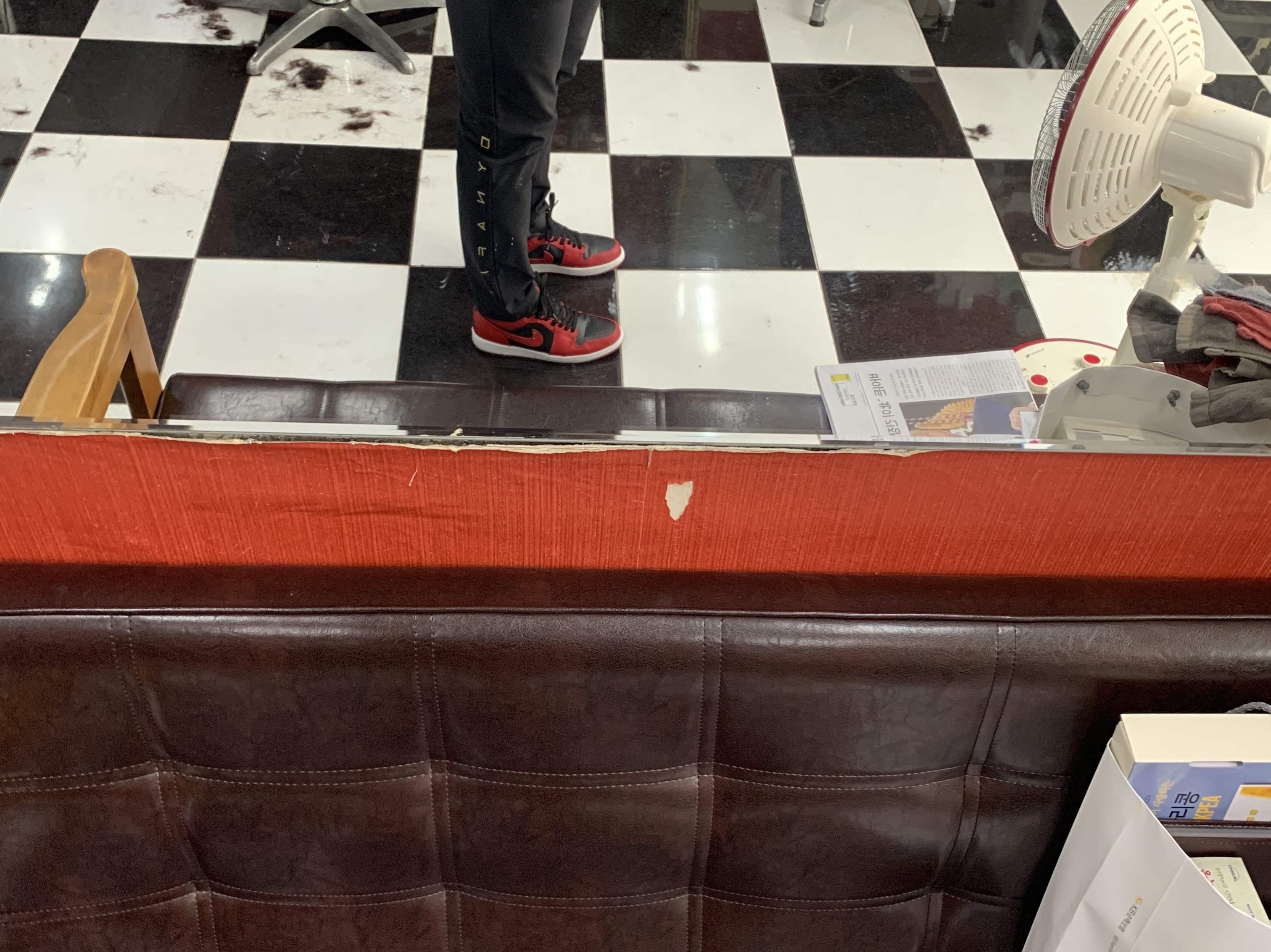 Jordan 1 Low Varsity Red 착용 스타일 - 3