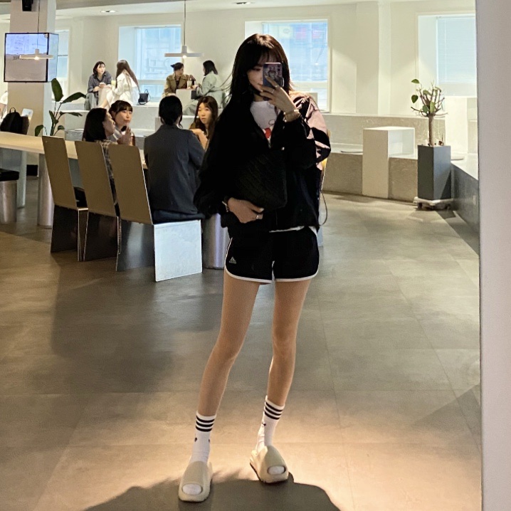 Adidas Yeezy Slide Bone 착용 스타일