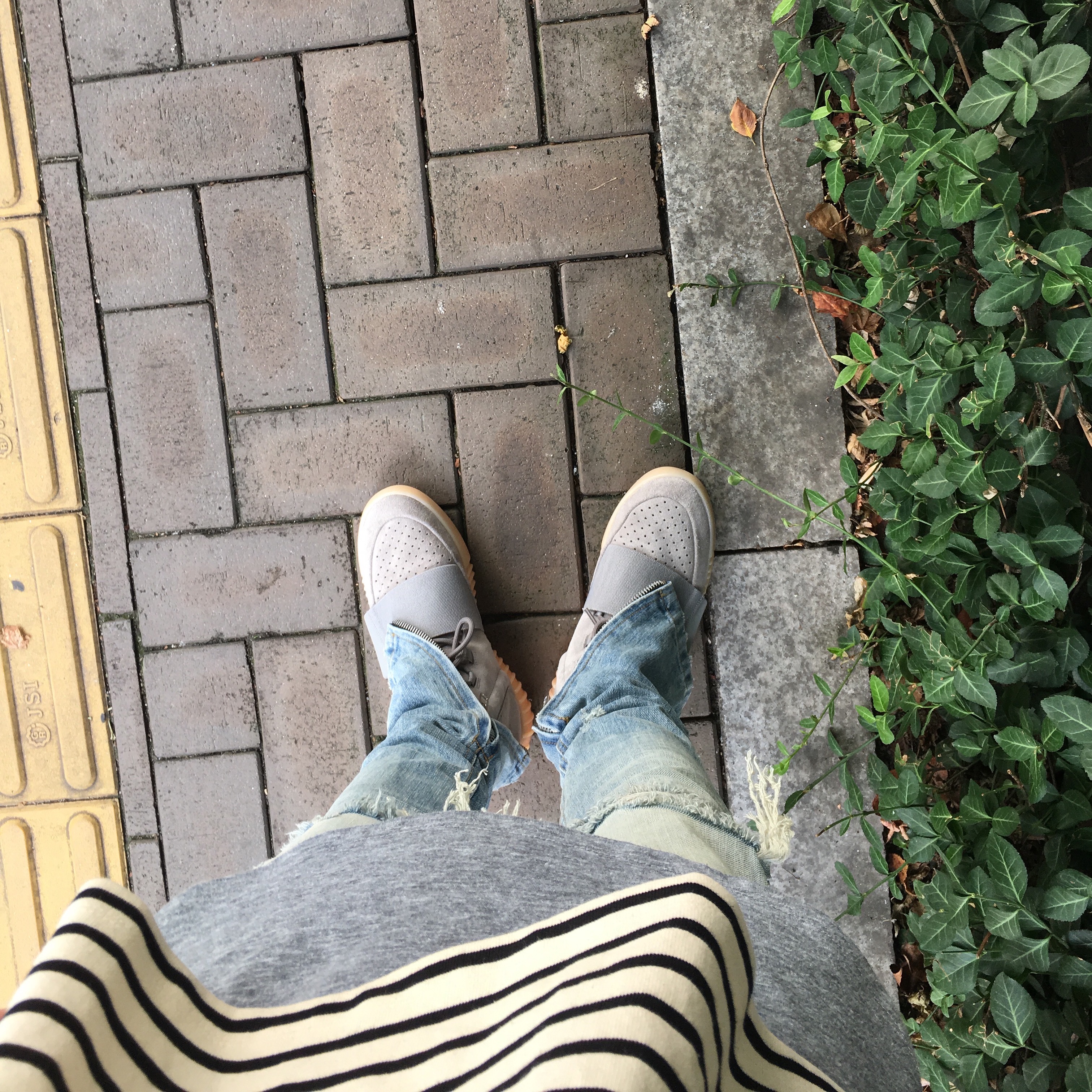 Adidas Yeezy Boost 750 Light Grey Glow In the Dark 착용 스타일 - 3