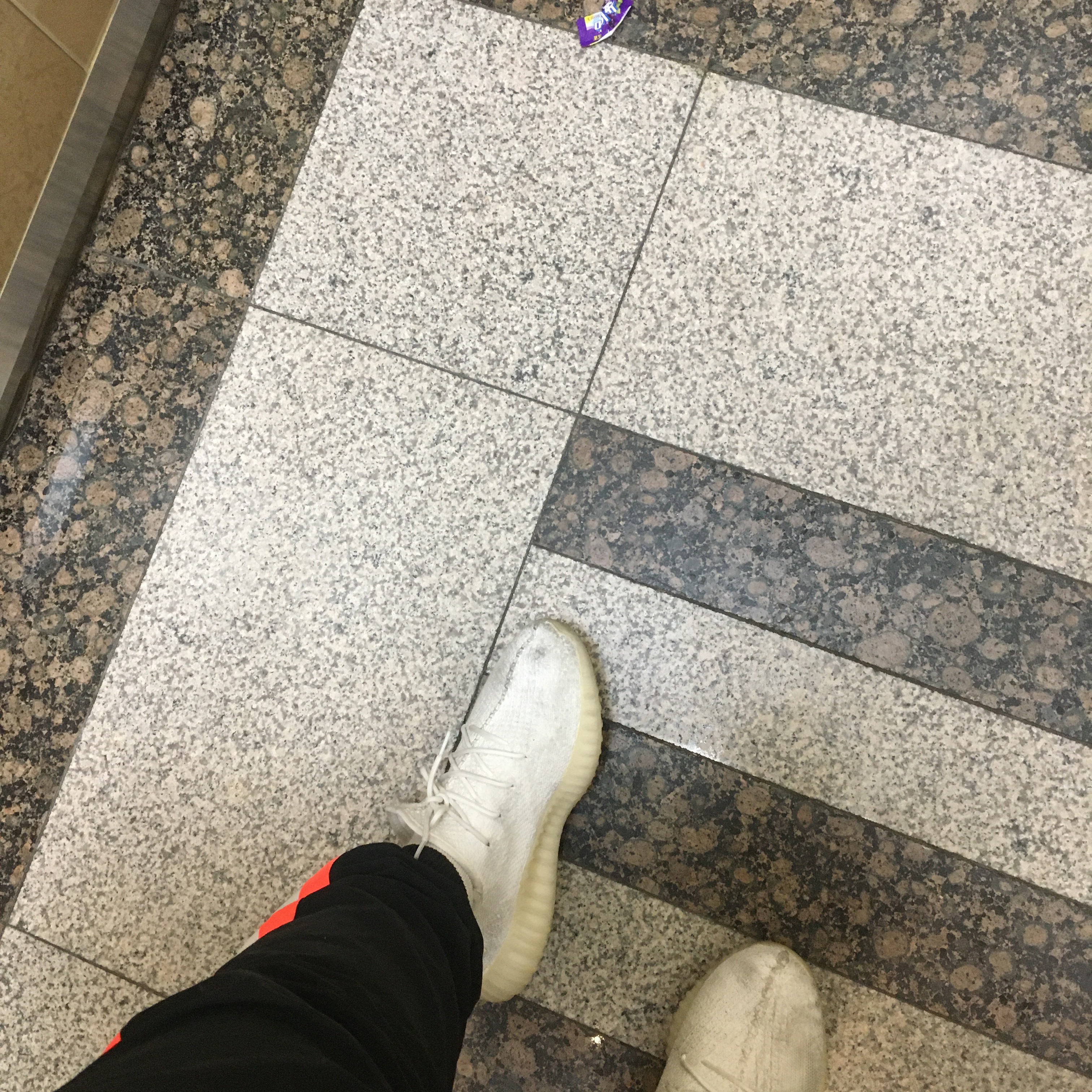 Adidas Yeezy Boost 350 V2 Cream/Triple White 착용 스타일 - 1