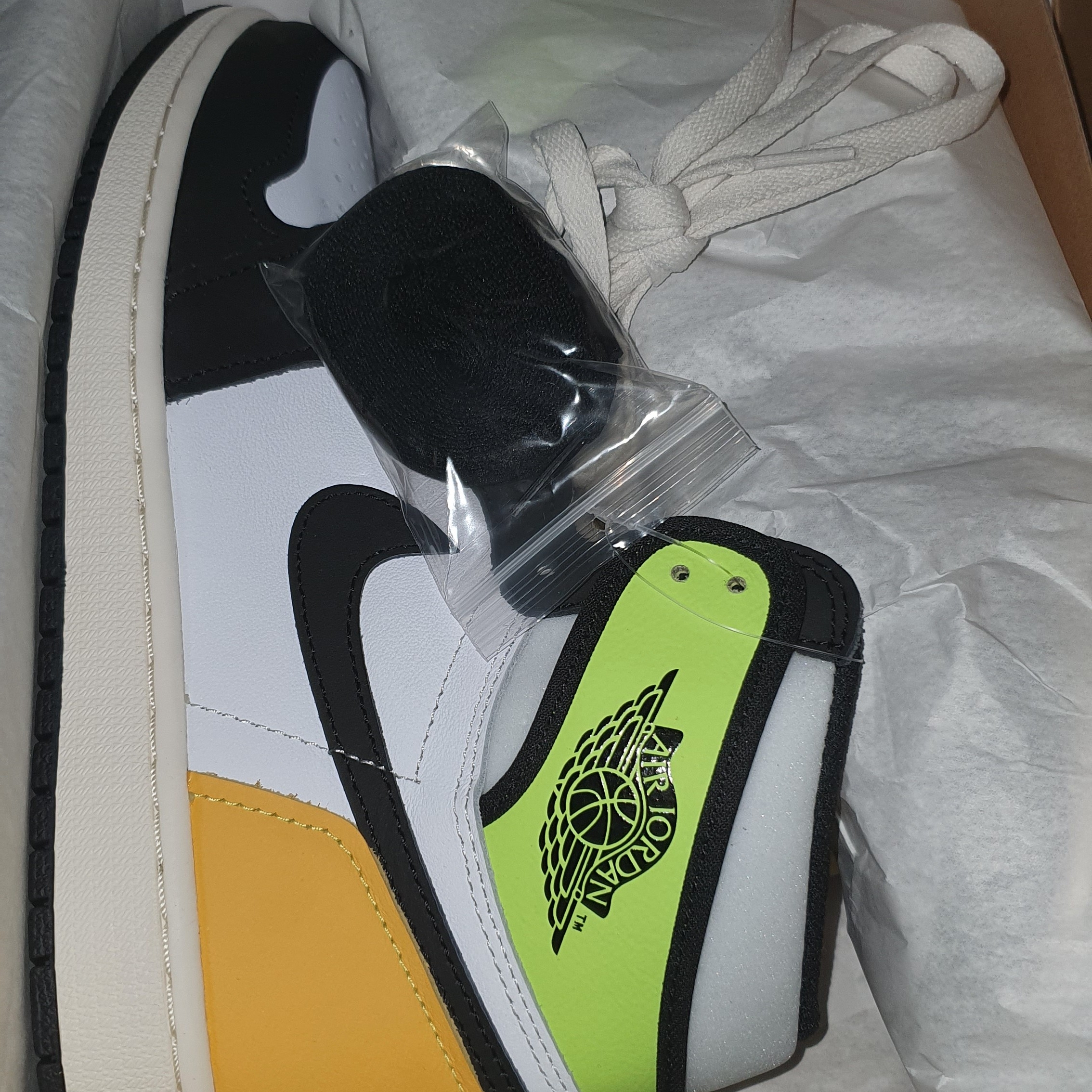 Jordan 1 Retro High OG Volt Gold 착용 스타일 - 3