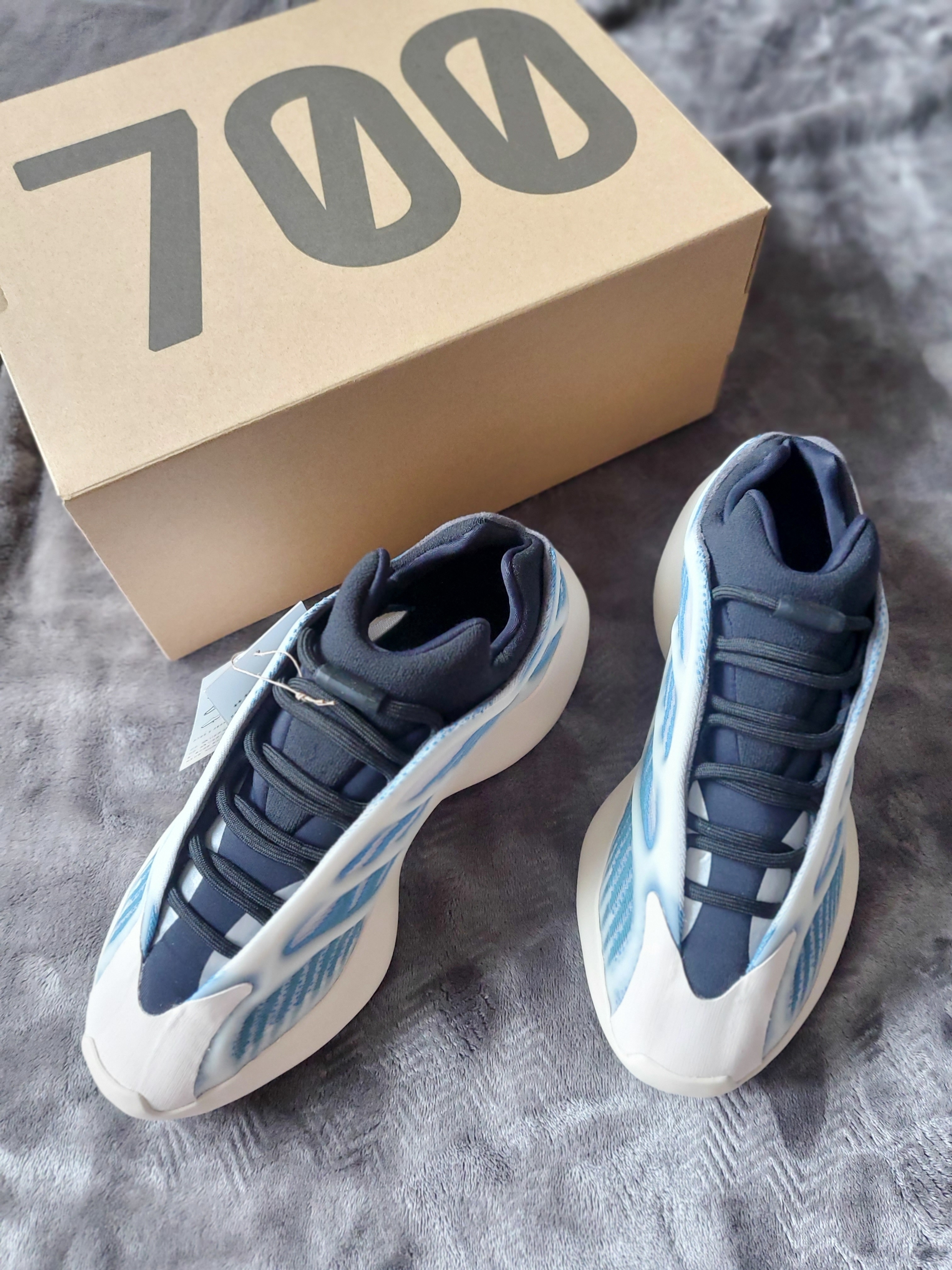 Adidas Yeezy 700 V3 Kyanite 착용 스타일 - 1