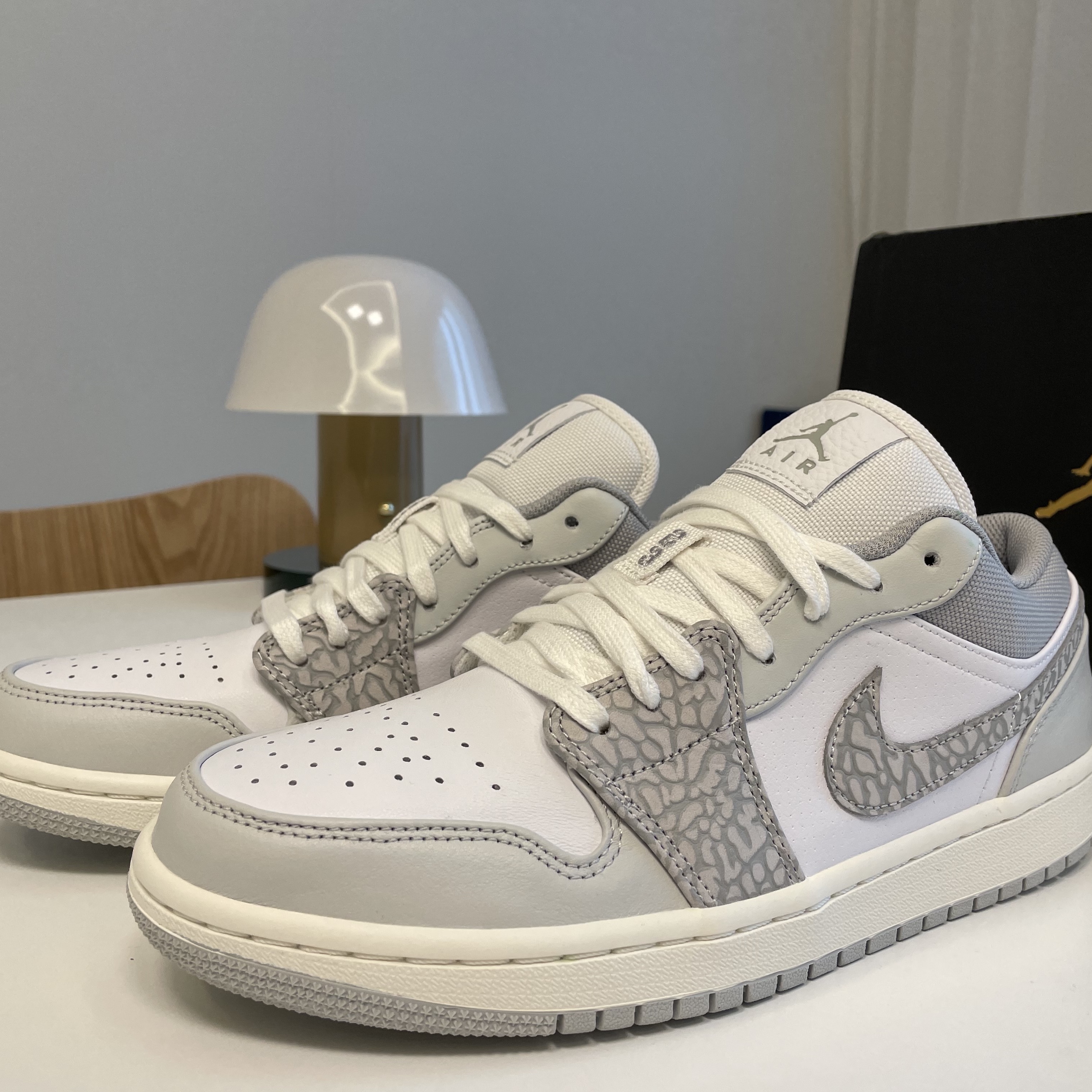 Jordan 1 Low PRM Elephant Print 착용 스타일 - 1