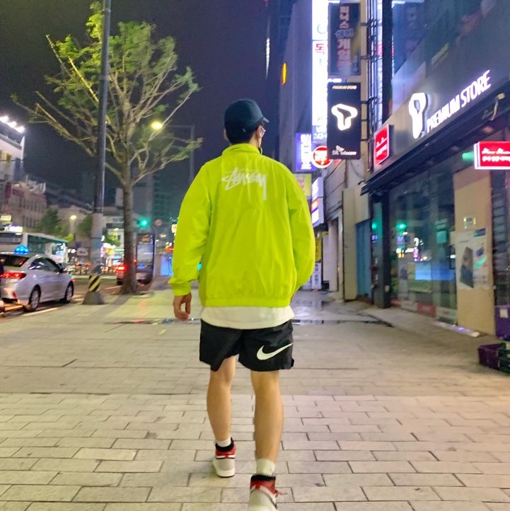 Nike x Stussy Windrunner Jacket Bright Cactus, Nike x Stussy Water Shorts Off Noir 착용 스타일