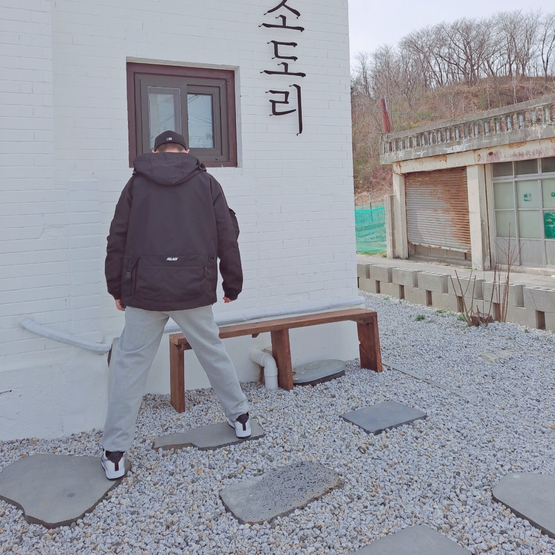 Nike Air Force 1 B Silver Snake 착용 스타일 - 3