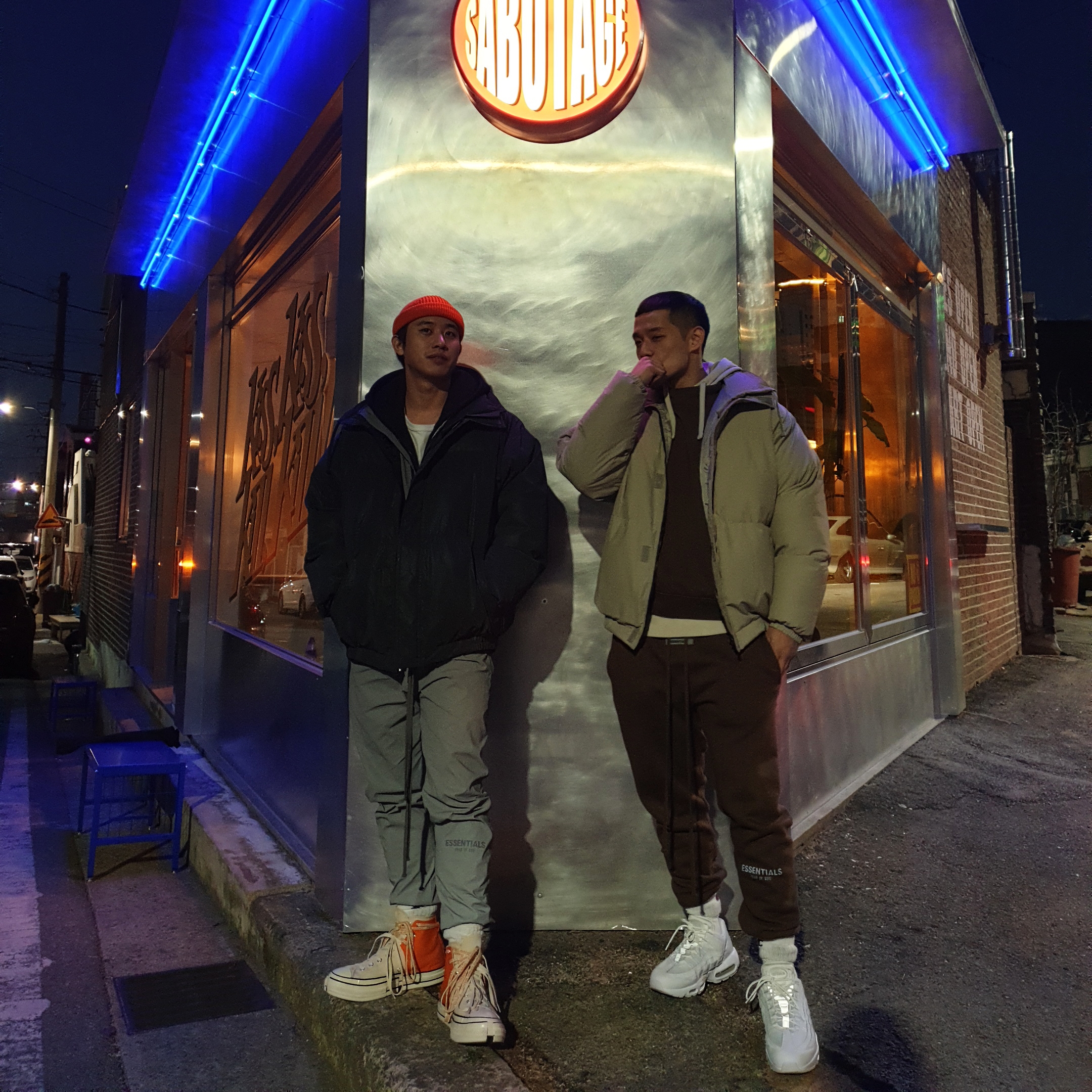 Converse x Feng Chen Wang Chuck 70 2-in-1 Persimmon Orange, Nike Air Max 95 Essential Triple White 착용 스타일