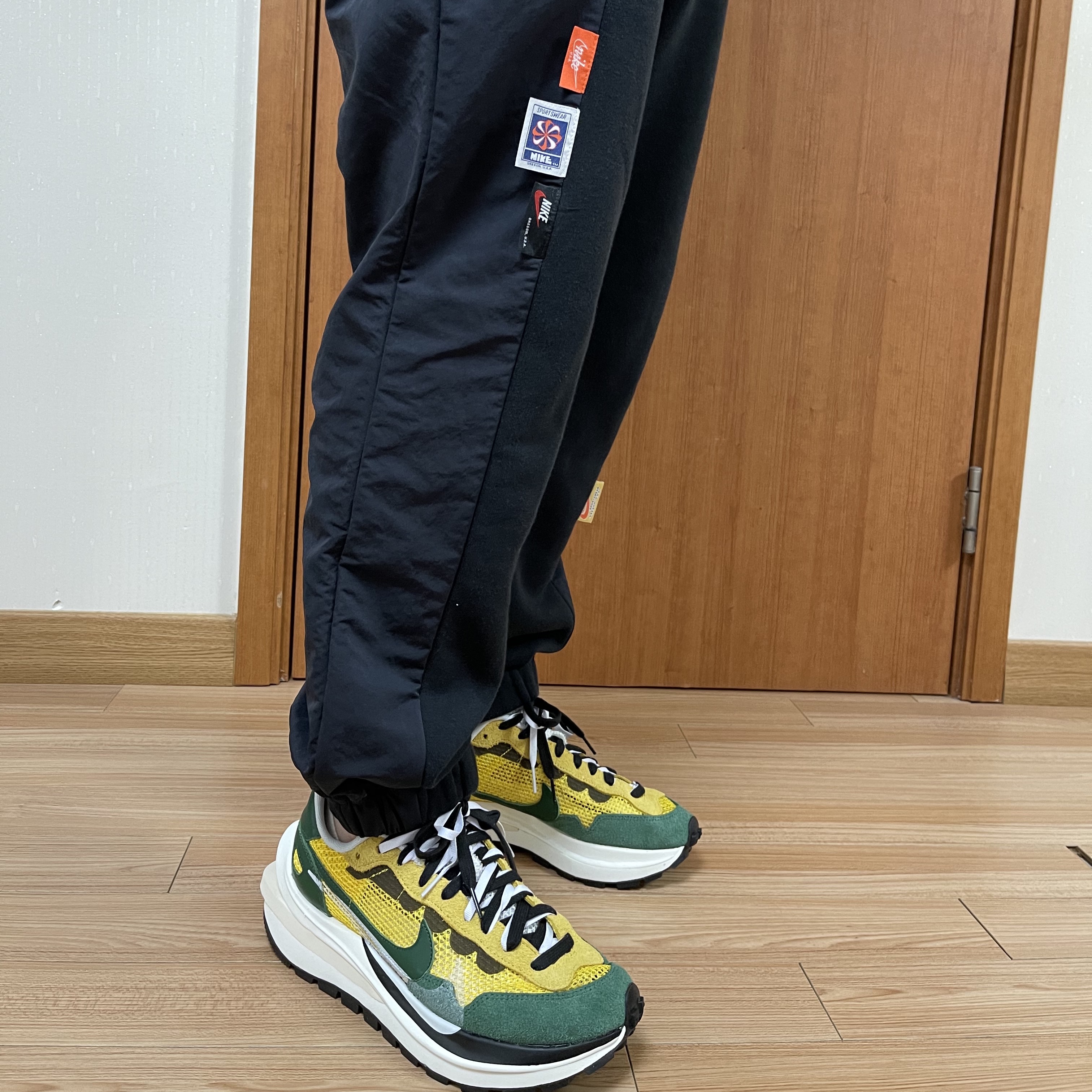 Nike x Sacai VaporWaffle Tour Yellow & Gorge Green Sail 착용 스타일 - 3