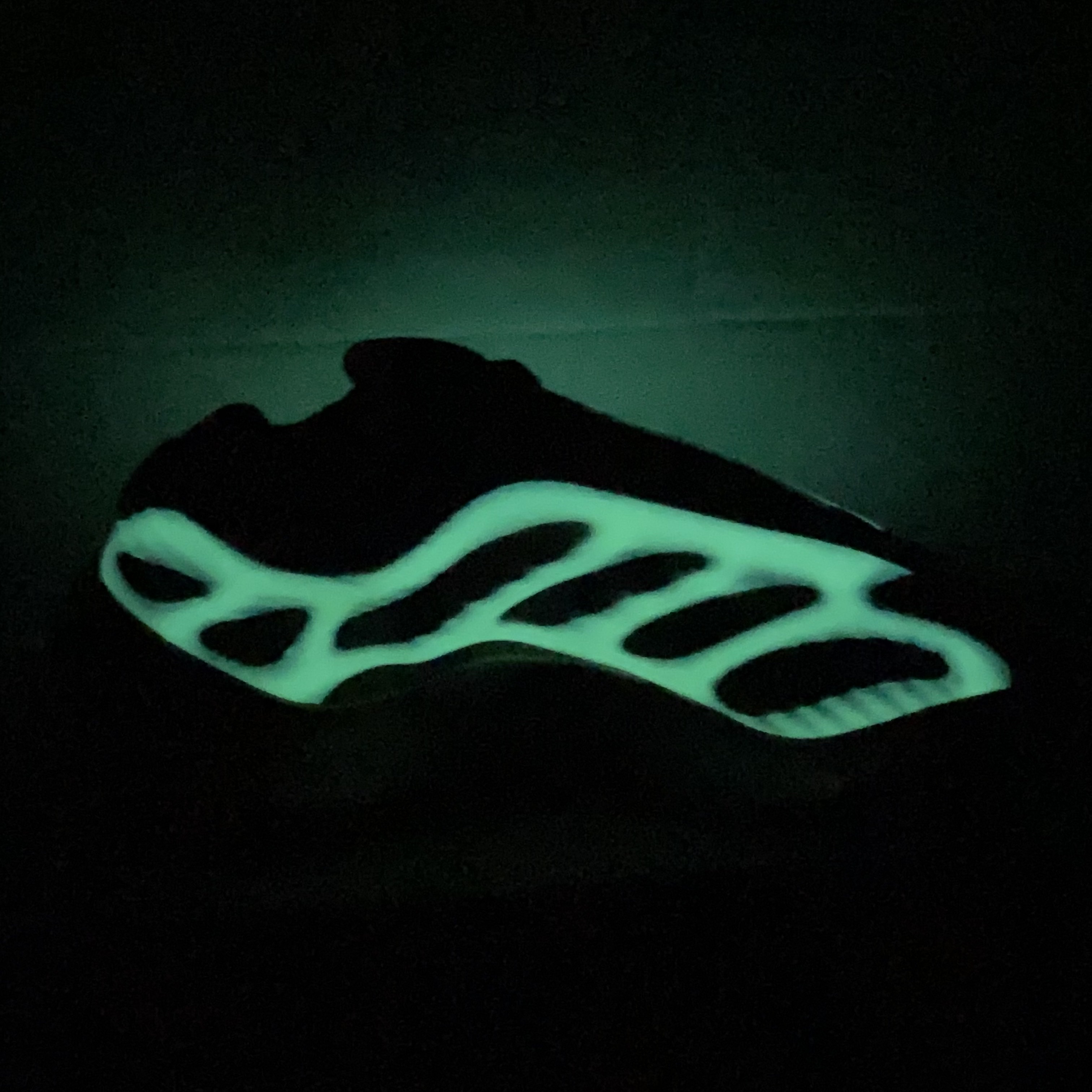 Adidas Yeezy 700 V3 Kyanite 착용 스타일 - 2