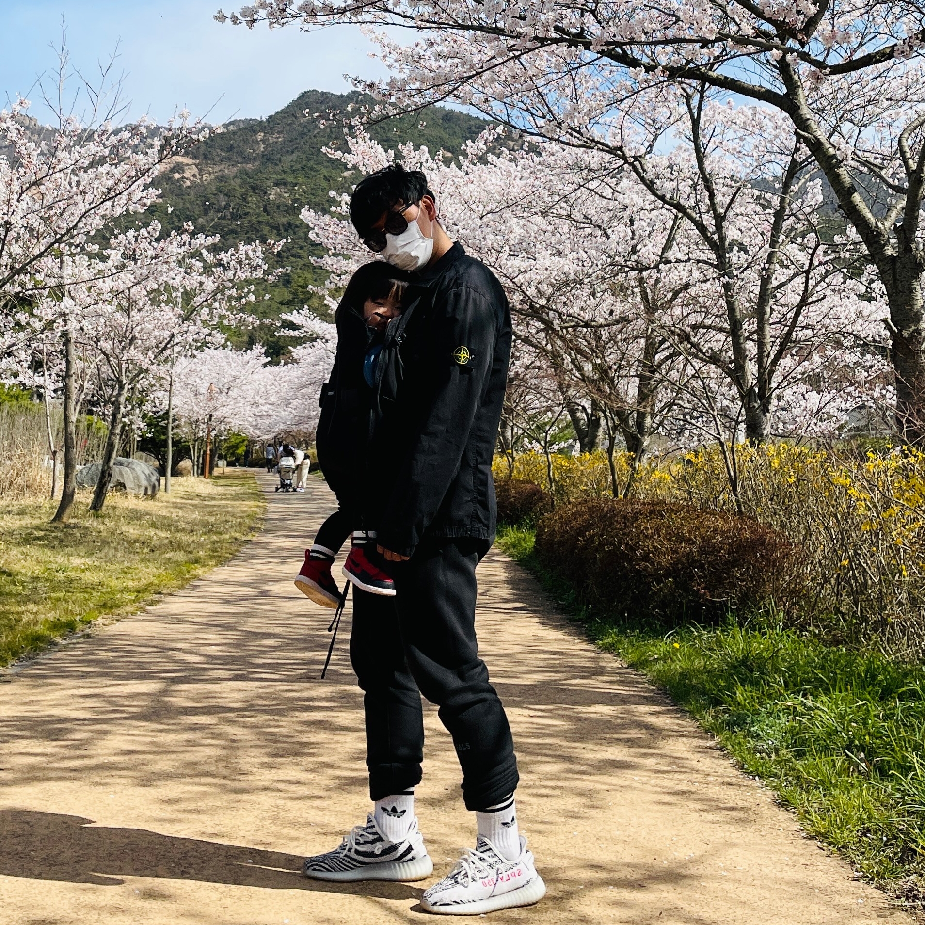 Essentials Sweatpants Dark Slate/Black 2020, Adidas Yeezy Boost 350 V2 Zebra 2017/2019/2020 착용 스타일