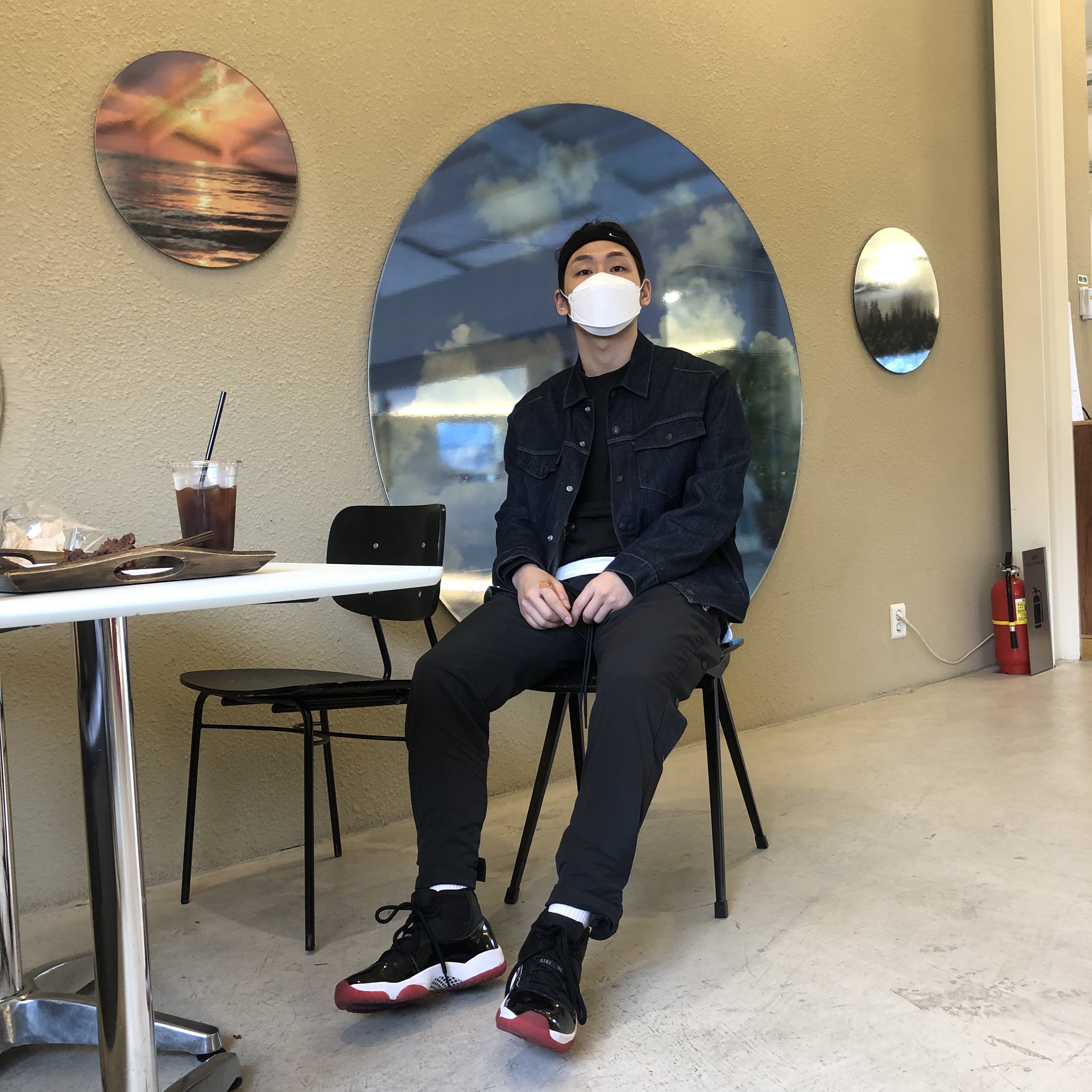 Jordan 11 Retro Bred 2019, Nike x Fear of God Warm Up Pants Off Noir 착용 스타일 - 1