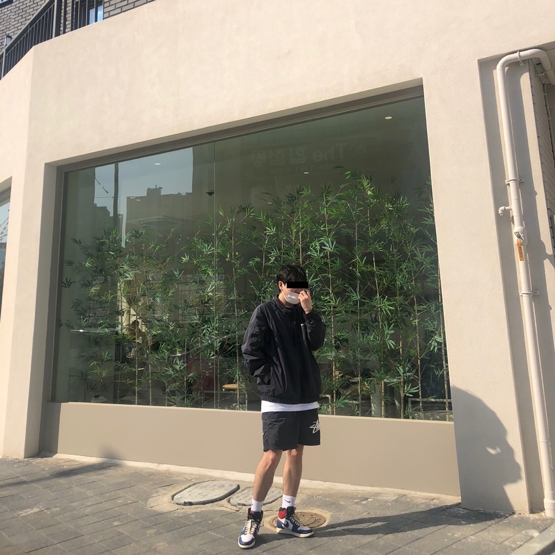 Nike x Stussy Windrunner Jacket Off Noir, Nike x Stussy Water Shorts Off Noir 착용 스타일