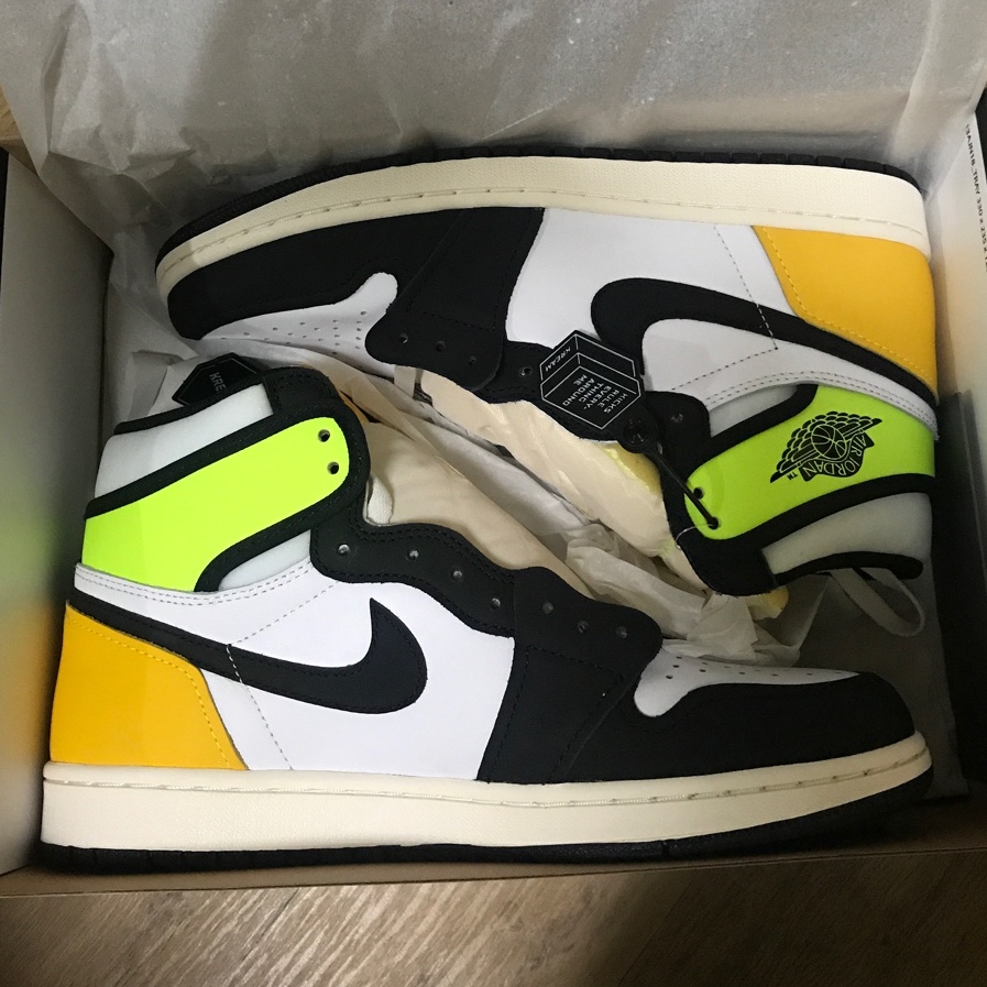 Jordan 1 Retro High OG Volt Gold 착용 스타일