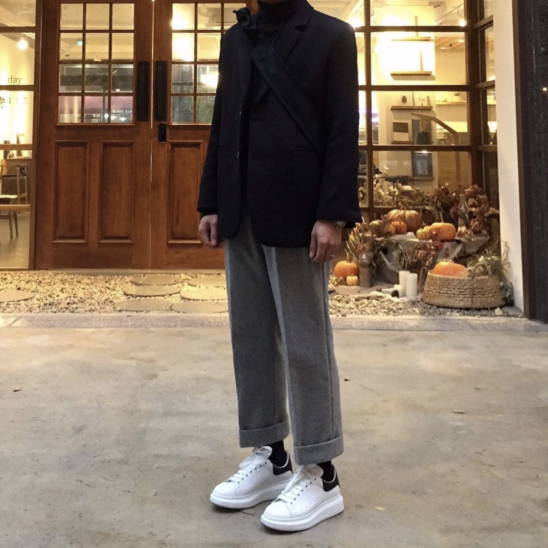Alexander McQueen Oversized Sneakers White Black 착용 스타일