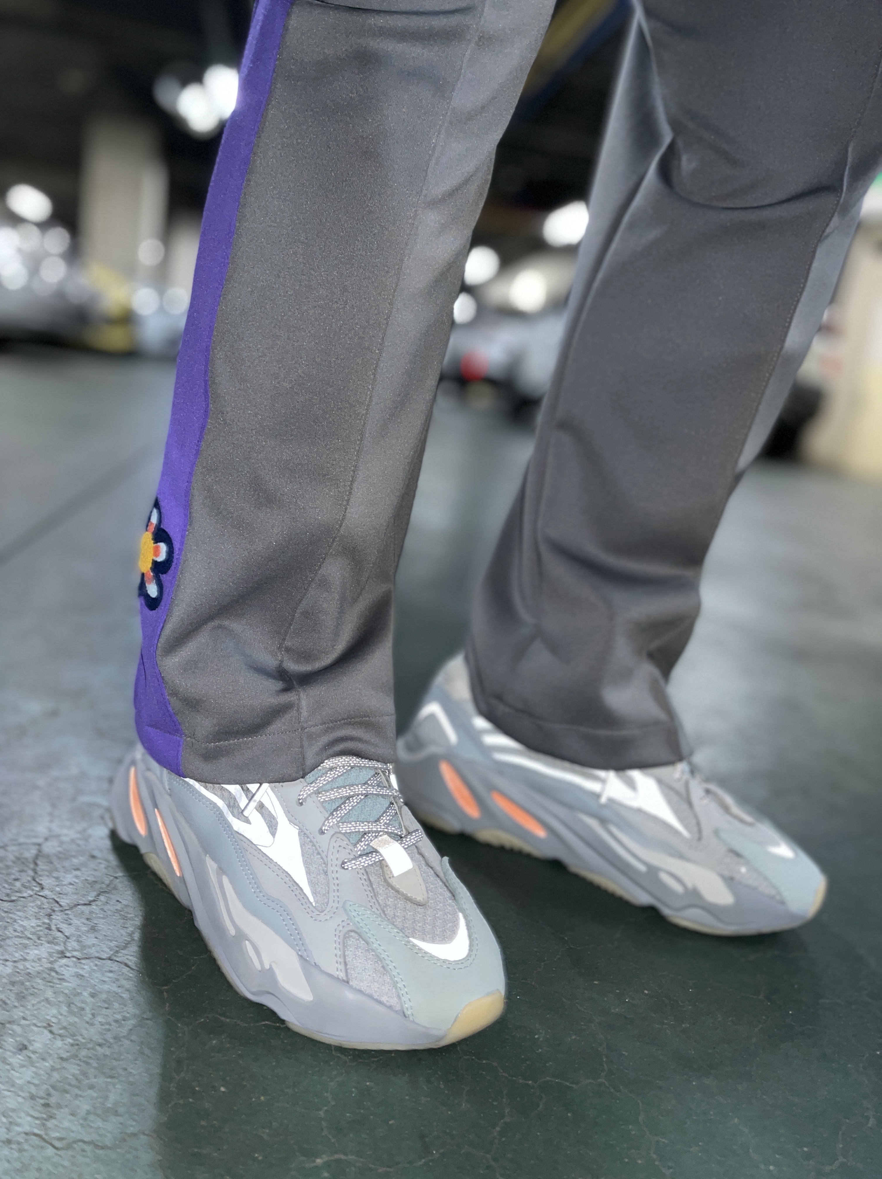 Adidas Yeezy Boost 700 V2 Inertia 착용 스타일
