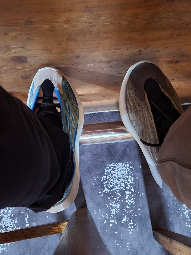 Adidas Yeezy QNTM Barium, Adidas Yeezy 700 V3 Arzareth 착용 스타일 - 2