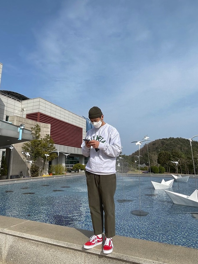 캐주얼과 스트릿 사이님의 스타일