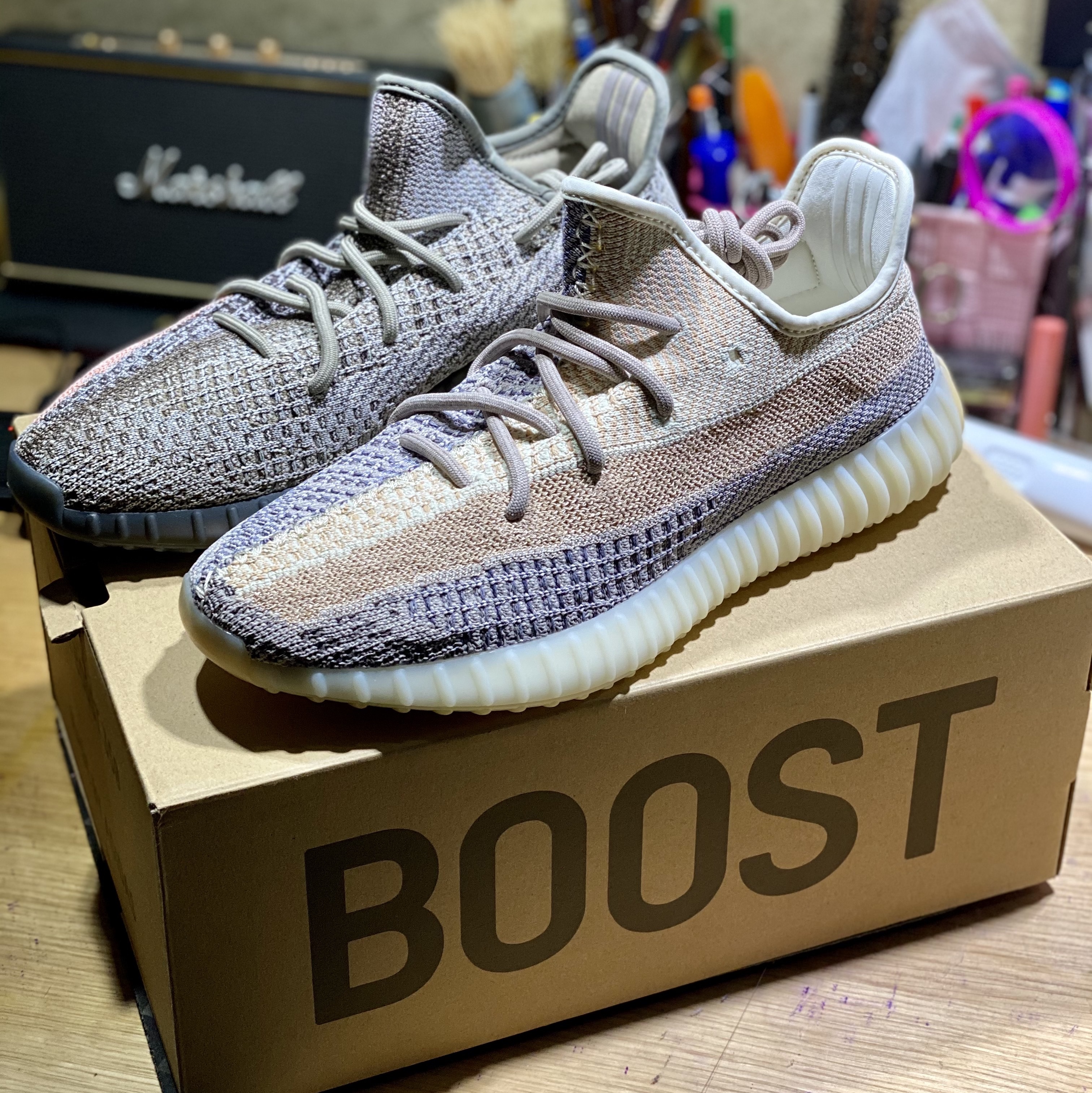 Adidas Yeezy Boost 350 V2 Ash Pearl, Adidas Yeezy Boost 350 V2 Ash Stone 착용 스타일 - 2