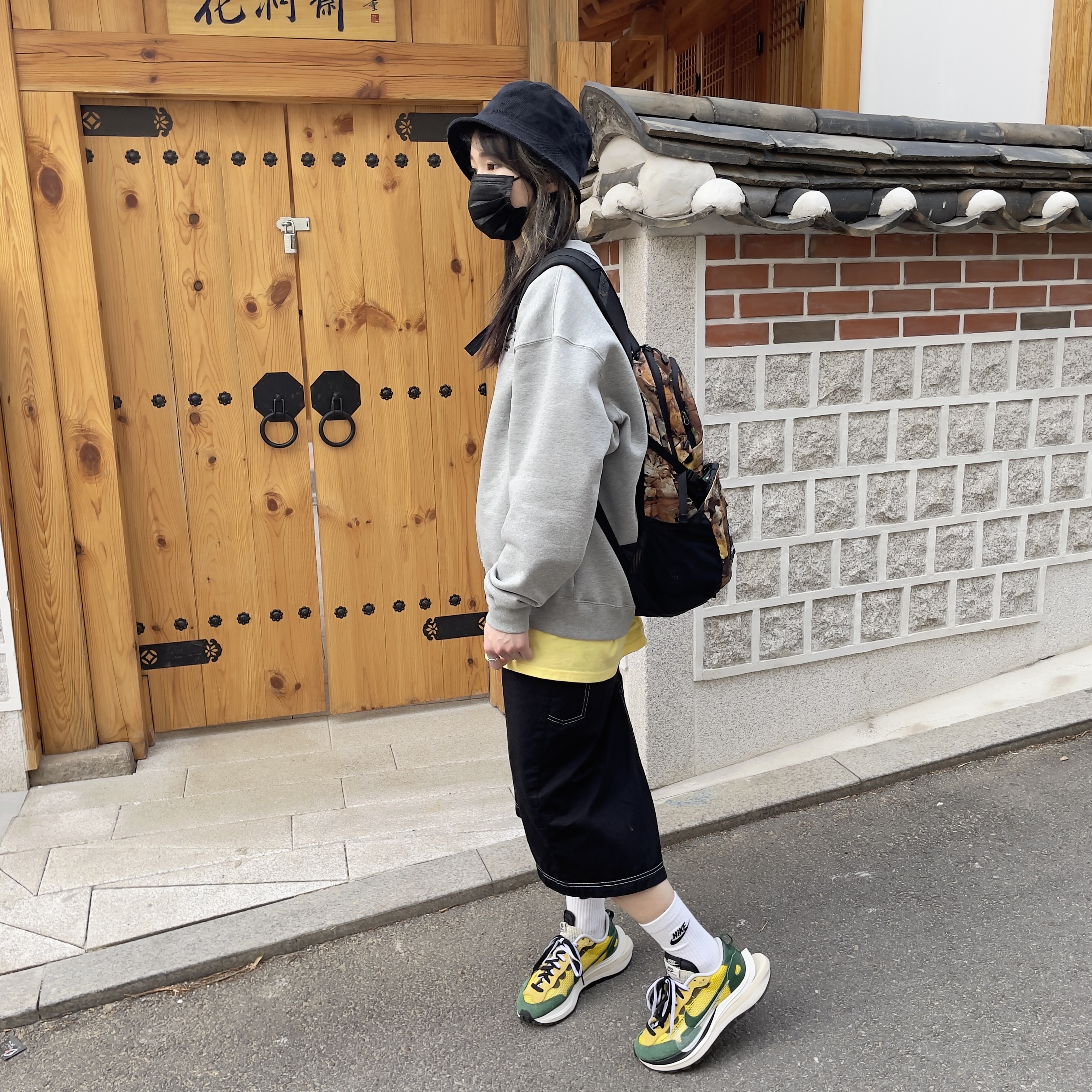 Nike x Sacai VaporWaffle Tour Yellow & Gorge Green Sail, Nike Futura Corduroy Bucket Black 착용 스타일