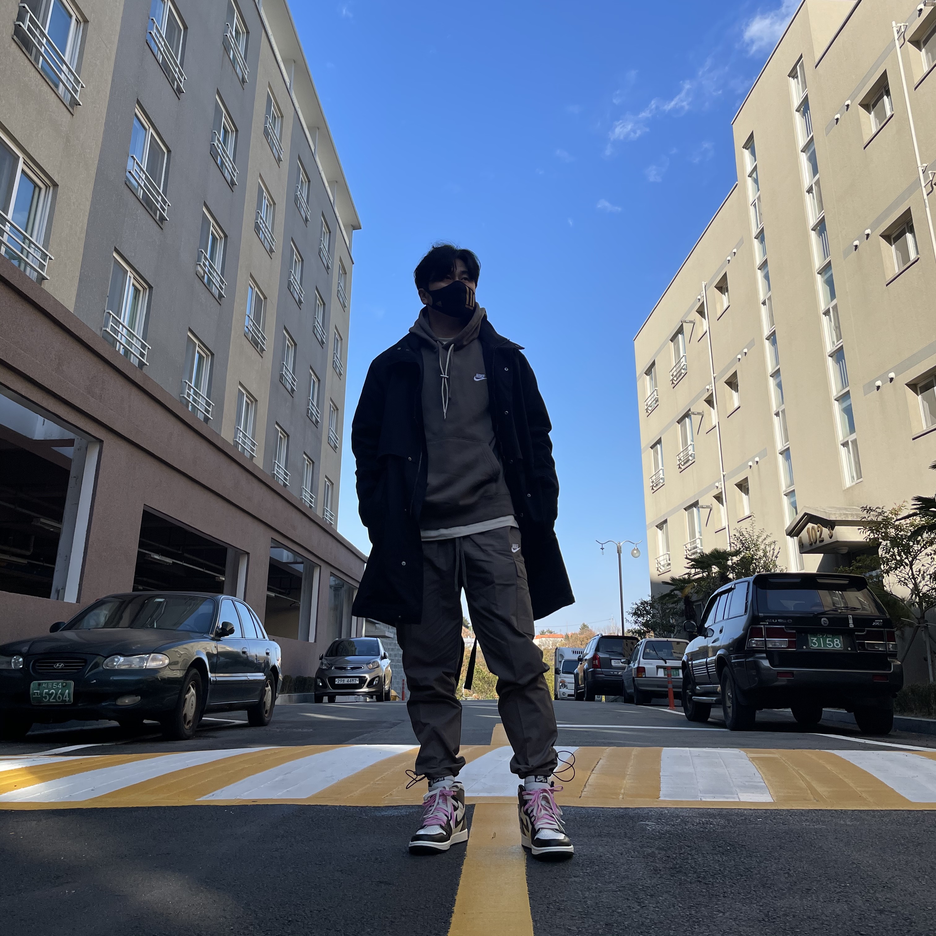 Jordan 1 Retro High OG Black Mocha 착용 스타일 - 3