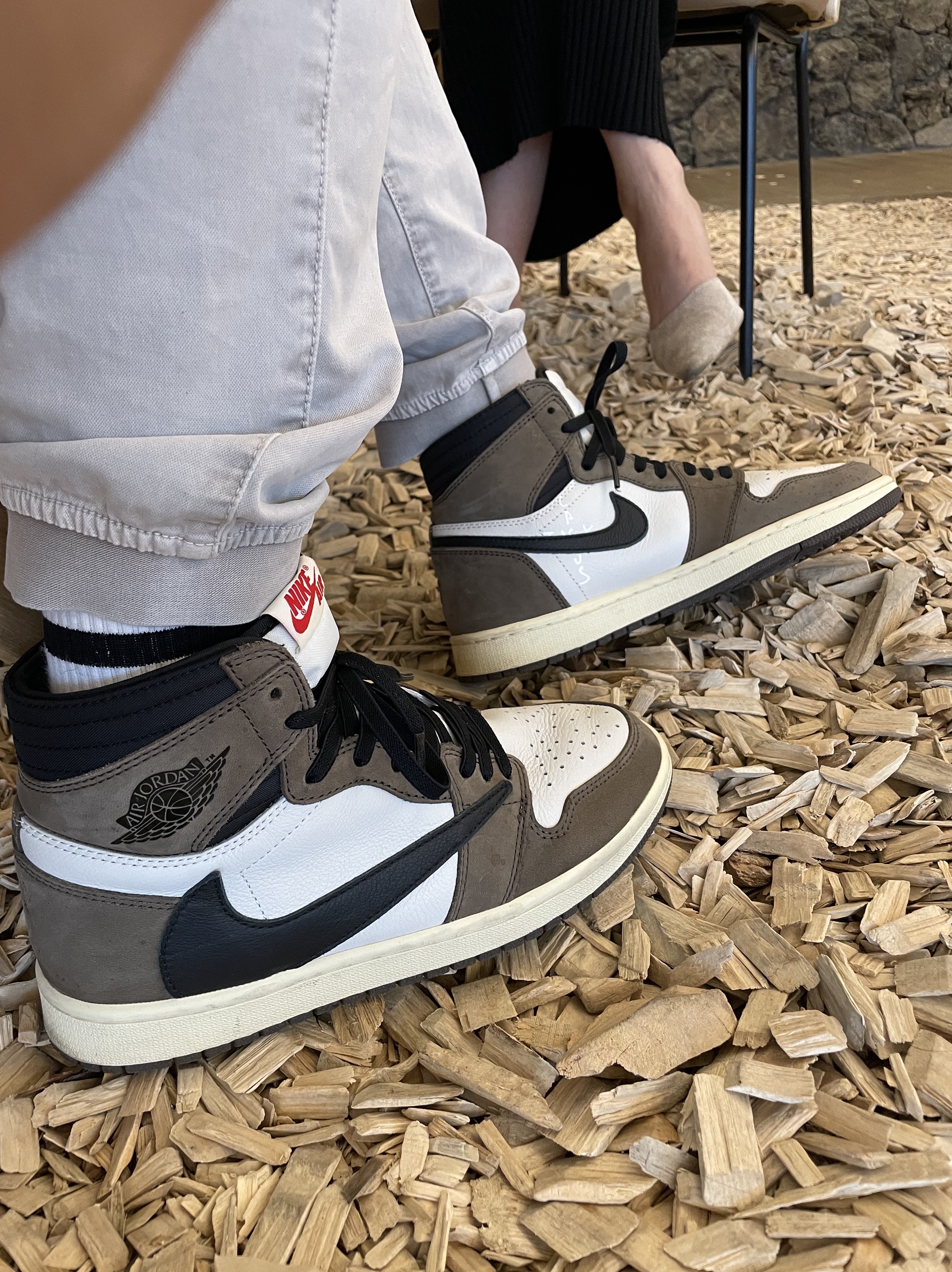 Jordan 1 x Travis Scott Retro High OG SP Mocha 착용 스타일 - 2