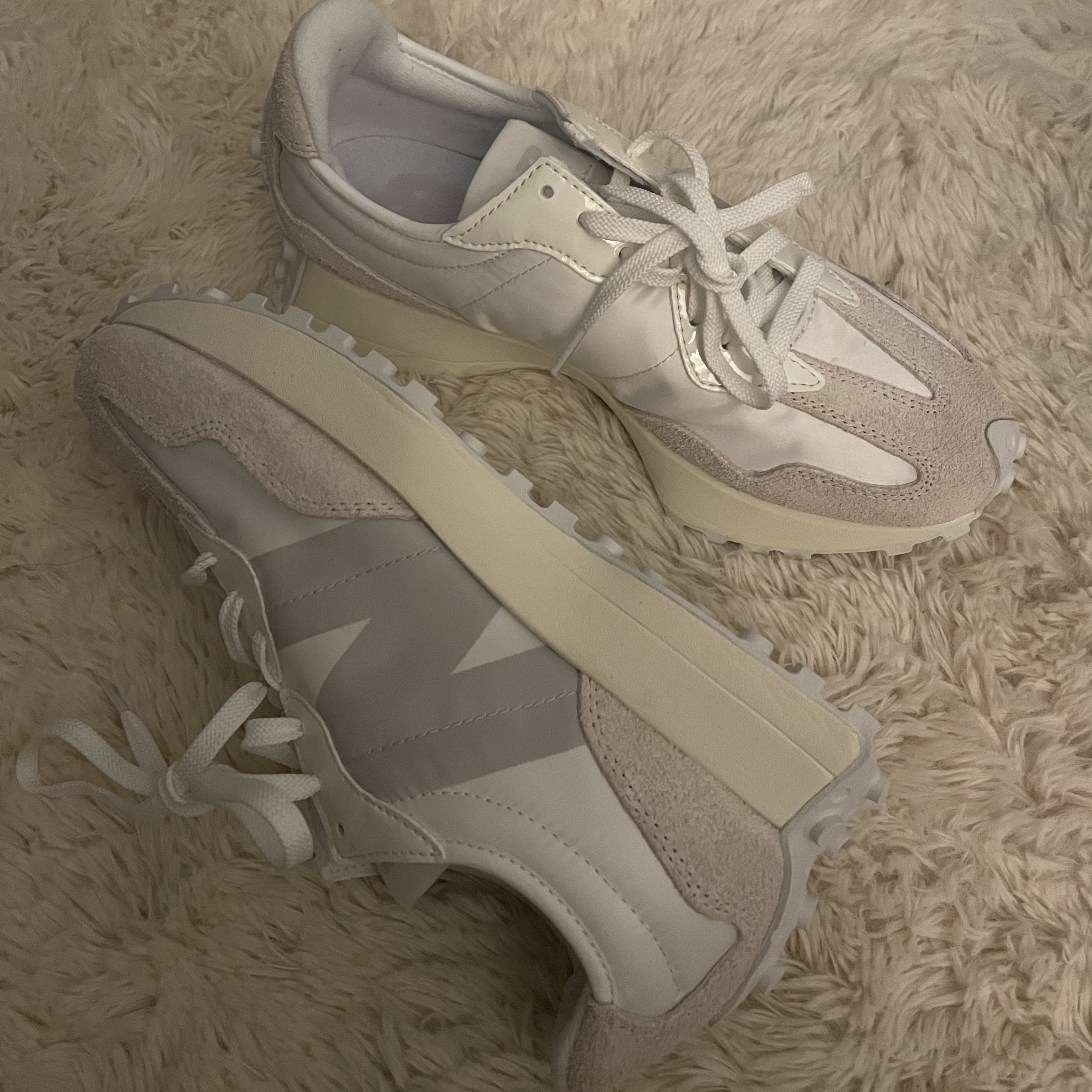 (W) New Balance 327 White Moonbeam 착용 스타일