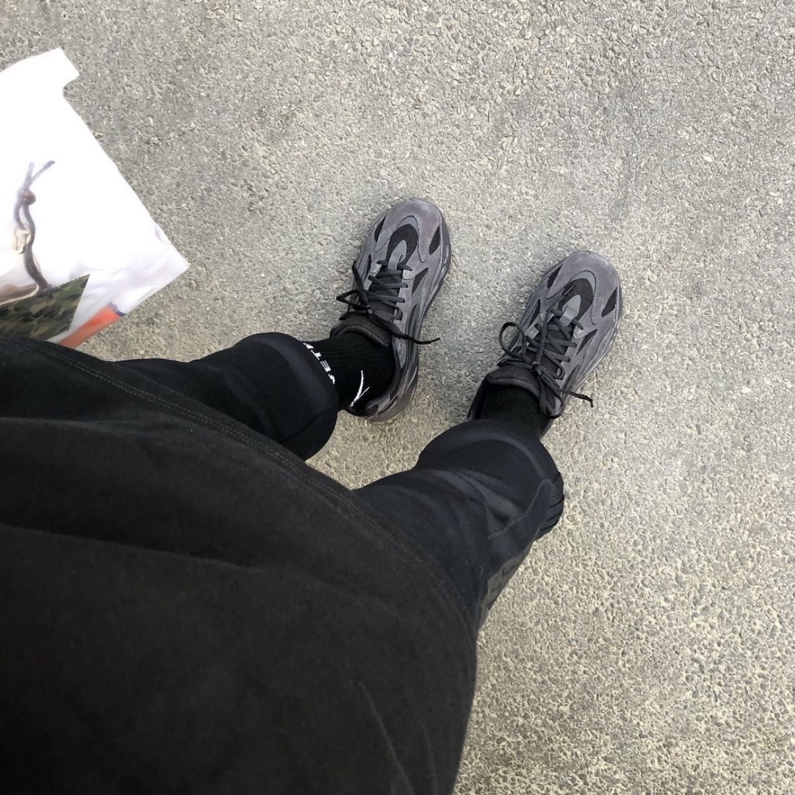 Adidas Yeezy Boost 700 V2 Vanta 2019, Essentials 3D Silicon Applique Boxy Long Sleeve T-Shirt Dark Slate/Black 2020 착용 스타일