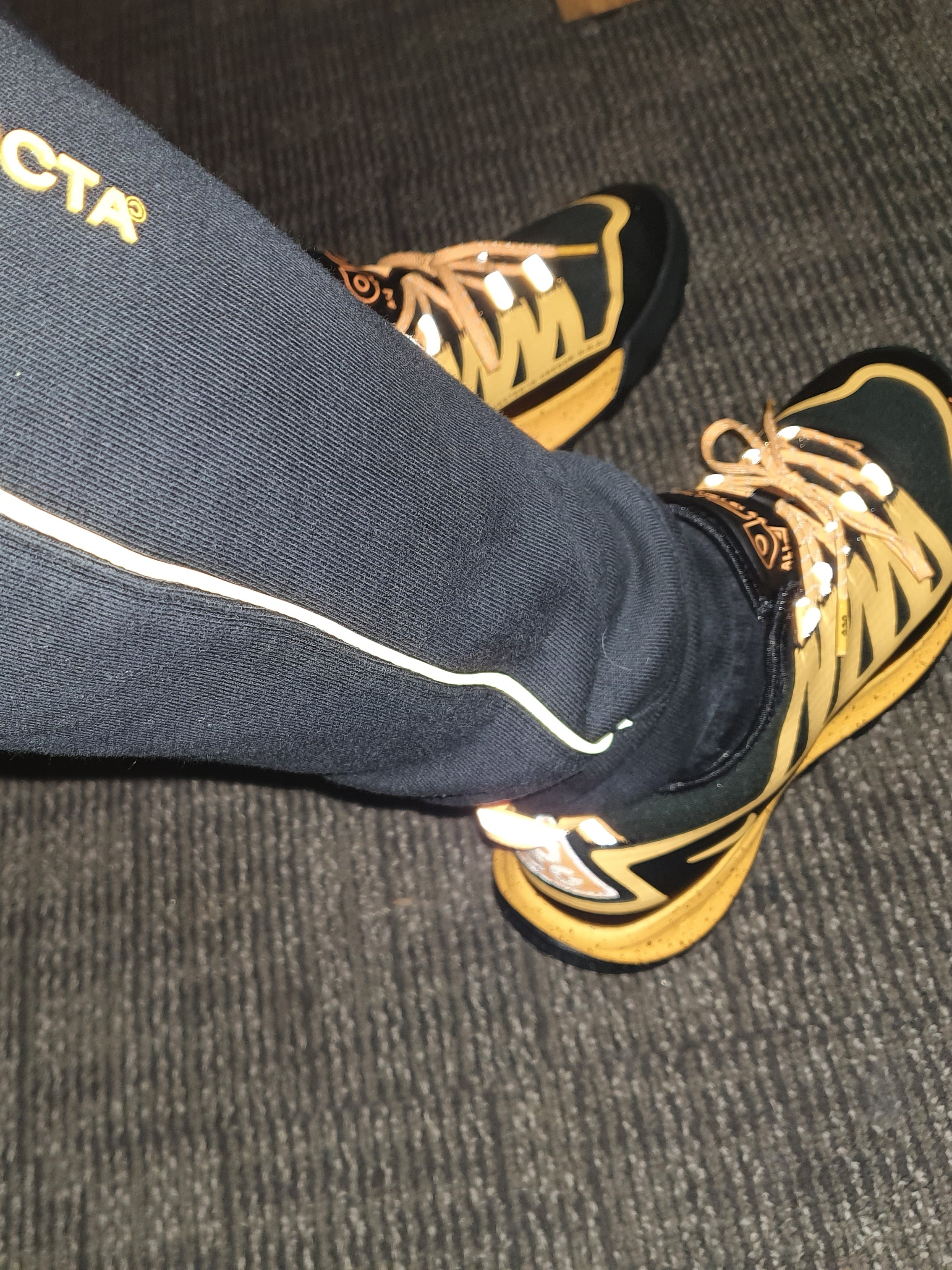 Nike ACG Air Nasu Gore-Tex Black Orange 착용 스타일 - 4