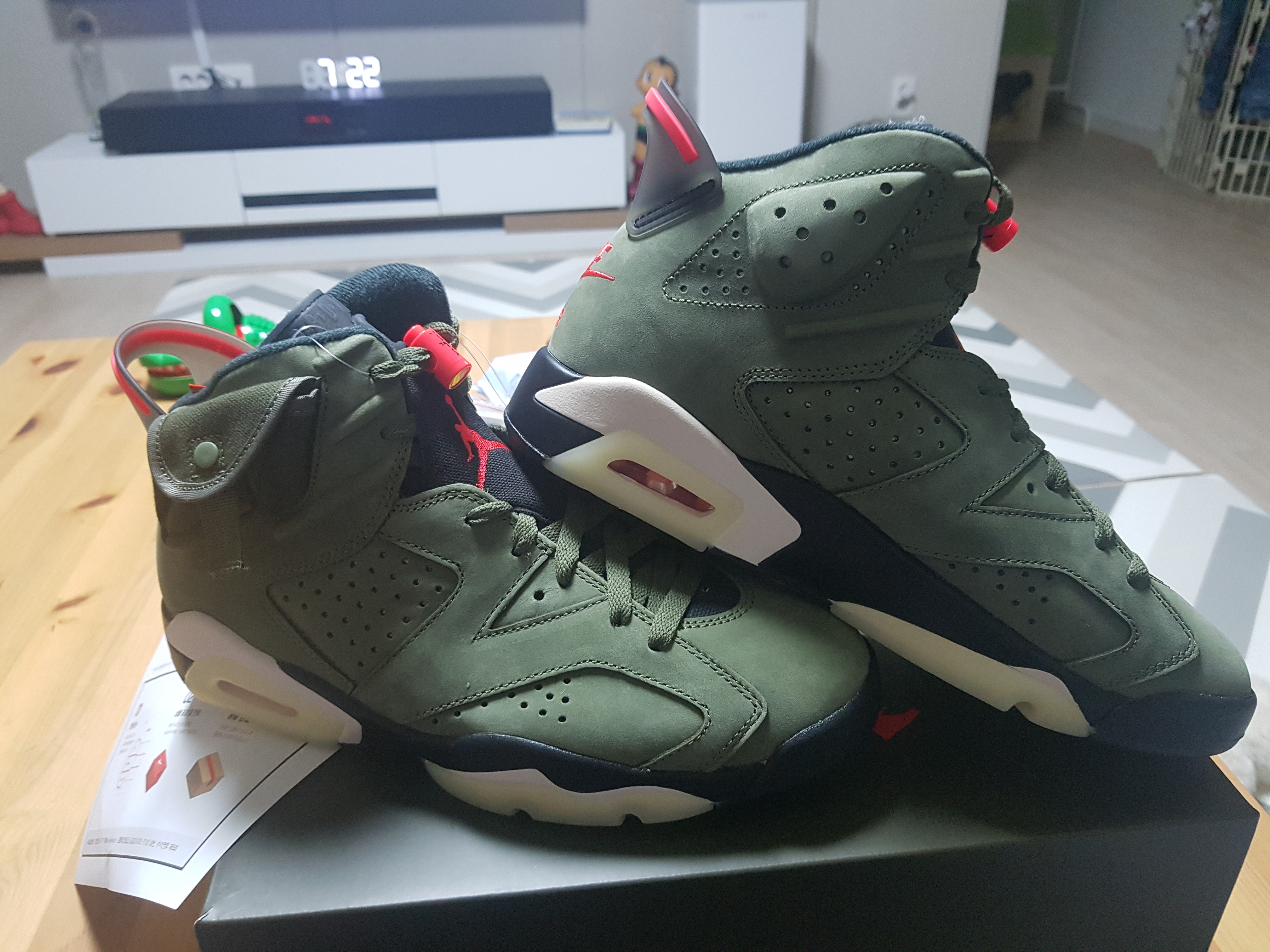 Jordan 6 x Travis Scott Retro Olive 착용 스타일