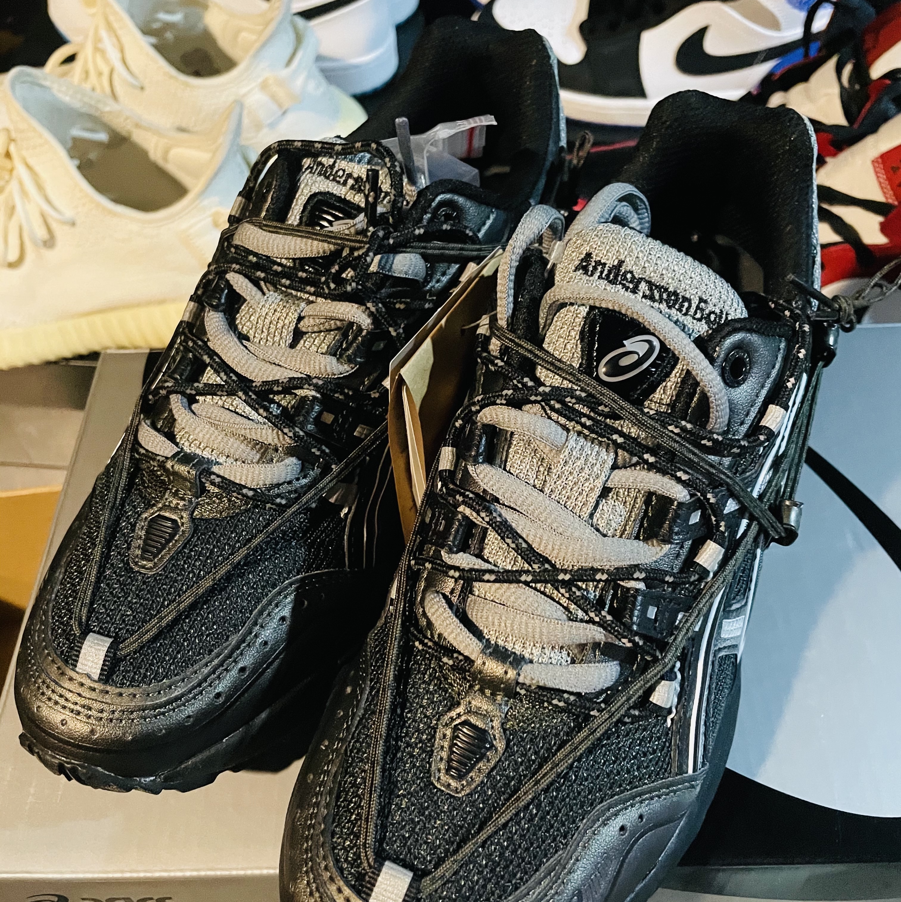 Asics x Andersson Bell Gel-1090 Black Silver, Adidas Yeezy Boost 350 V2 Cream/Triple White 착용 스타일 - 3