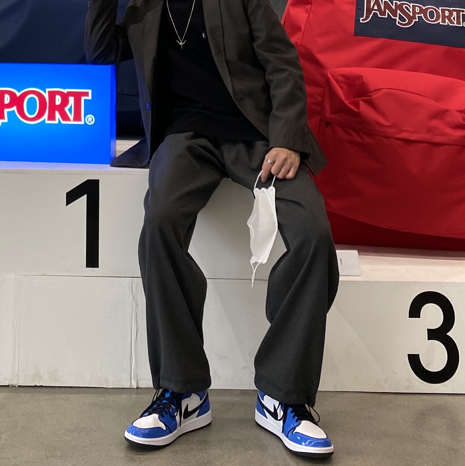 Jordan 1 Mid SE Signal Blue 착용 스타일