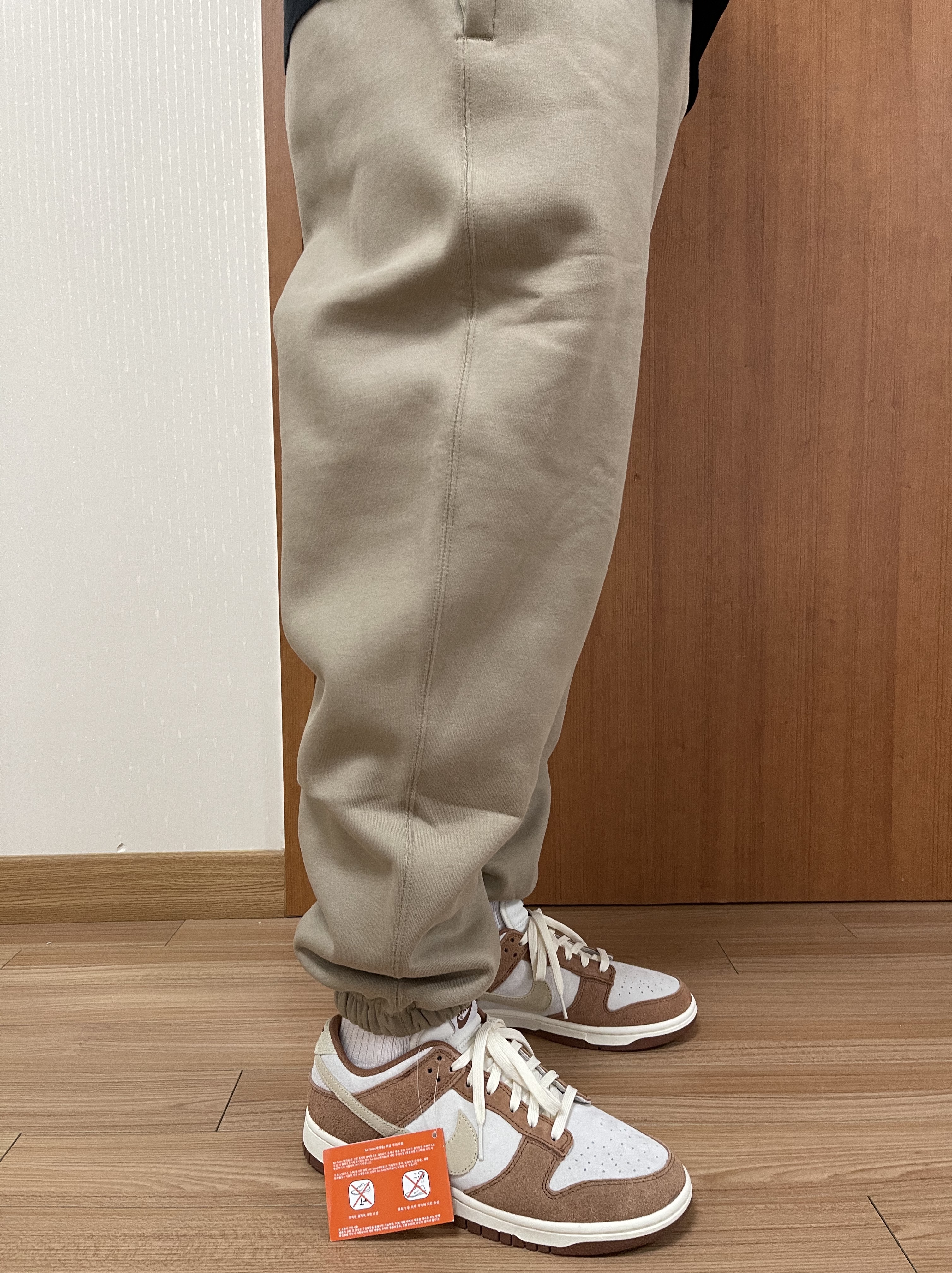 Nike NRG Solo Swoosh Fleece Pants Khaki - Asia, Nike Dunk Low Pro Premium Medium Curry 착용 스타일 - 2