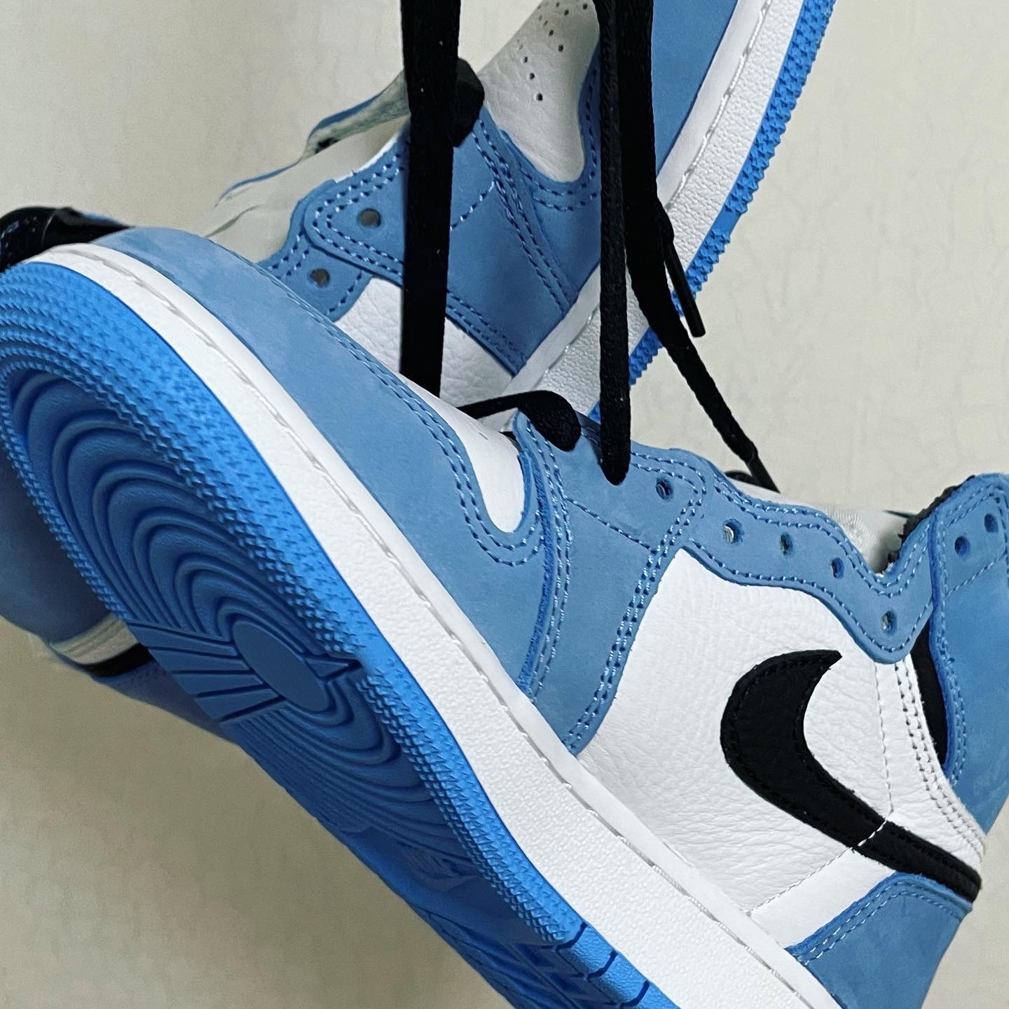 Jordan 1 Retro High OG University Blue 착용 스타일 - 2