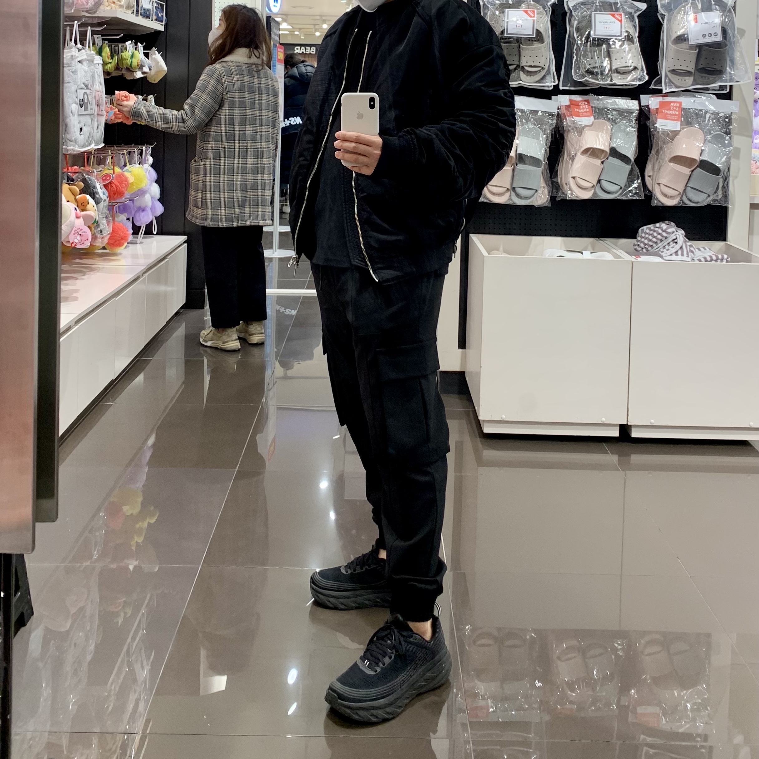 Hoka Bondi 6 Black 착용 스타일