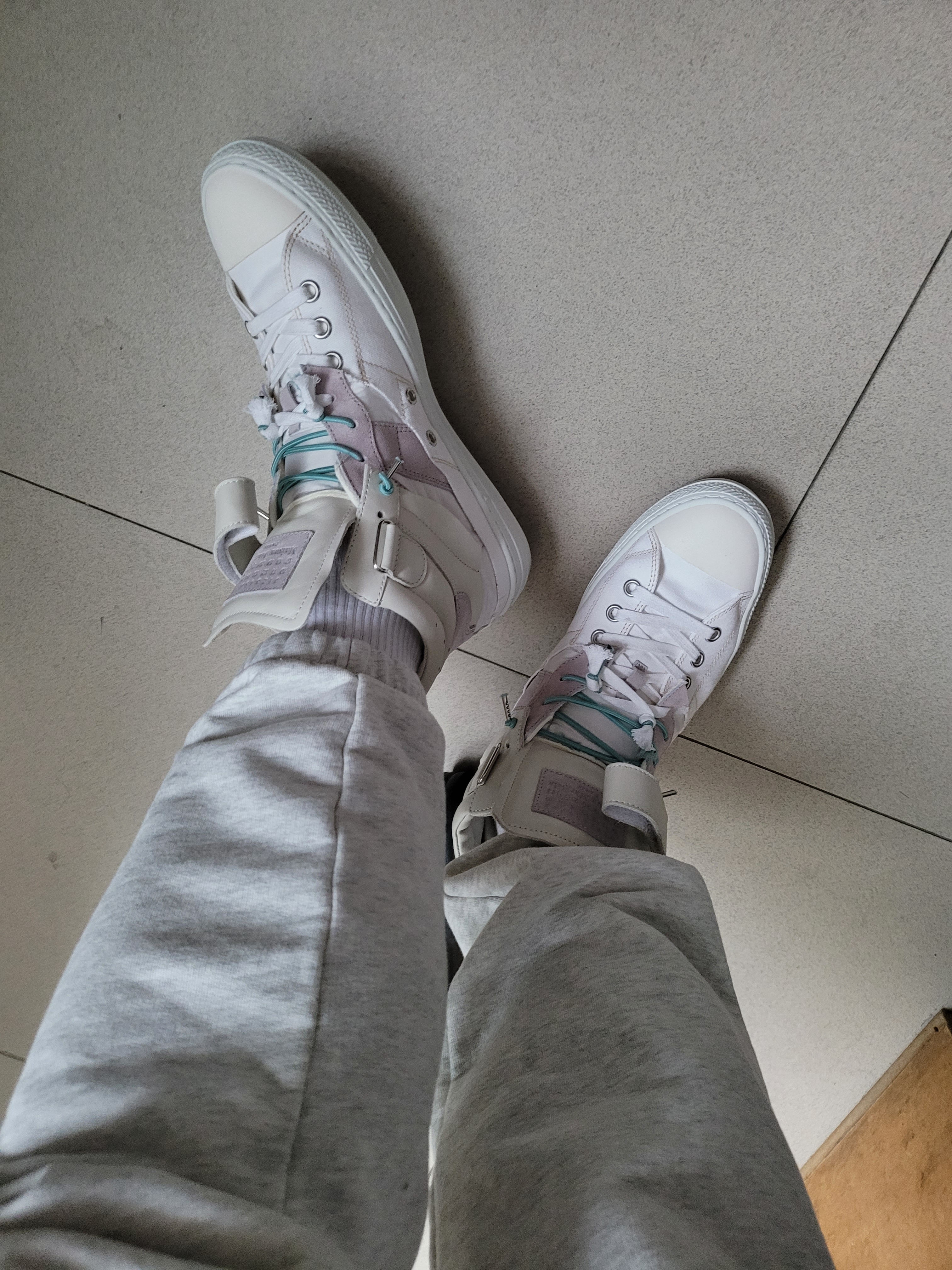 Maison Margiela Evolution Spliced Low Top Sneakers White 착용 스타일