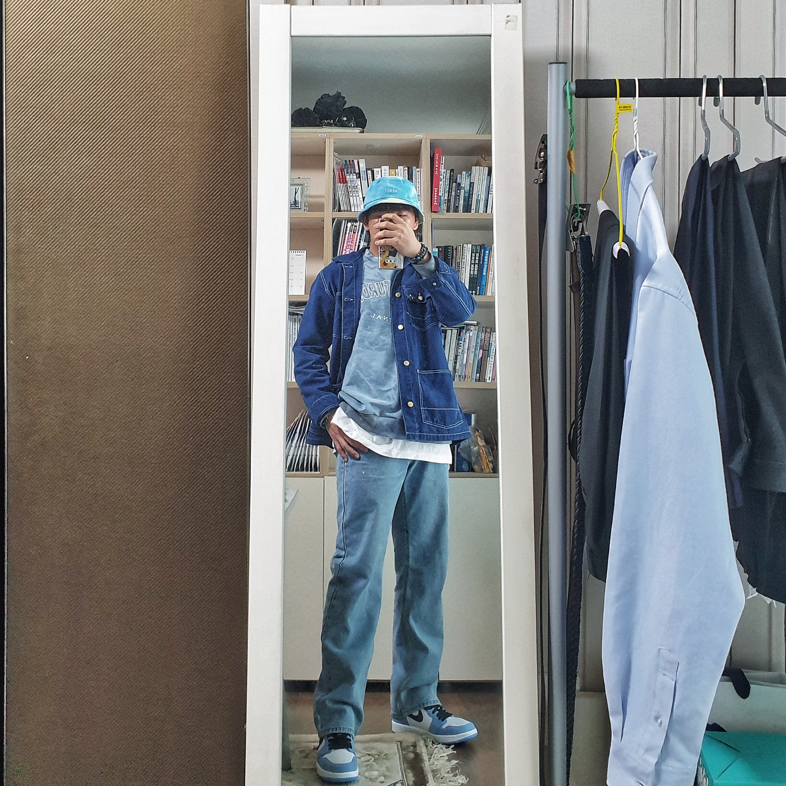 Jordan 1 Retro High OG University Blue 착용 스타일 - 4