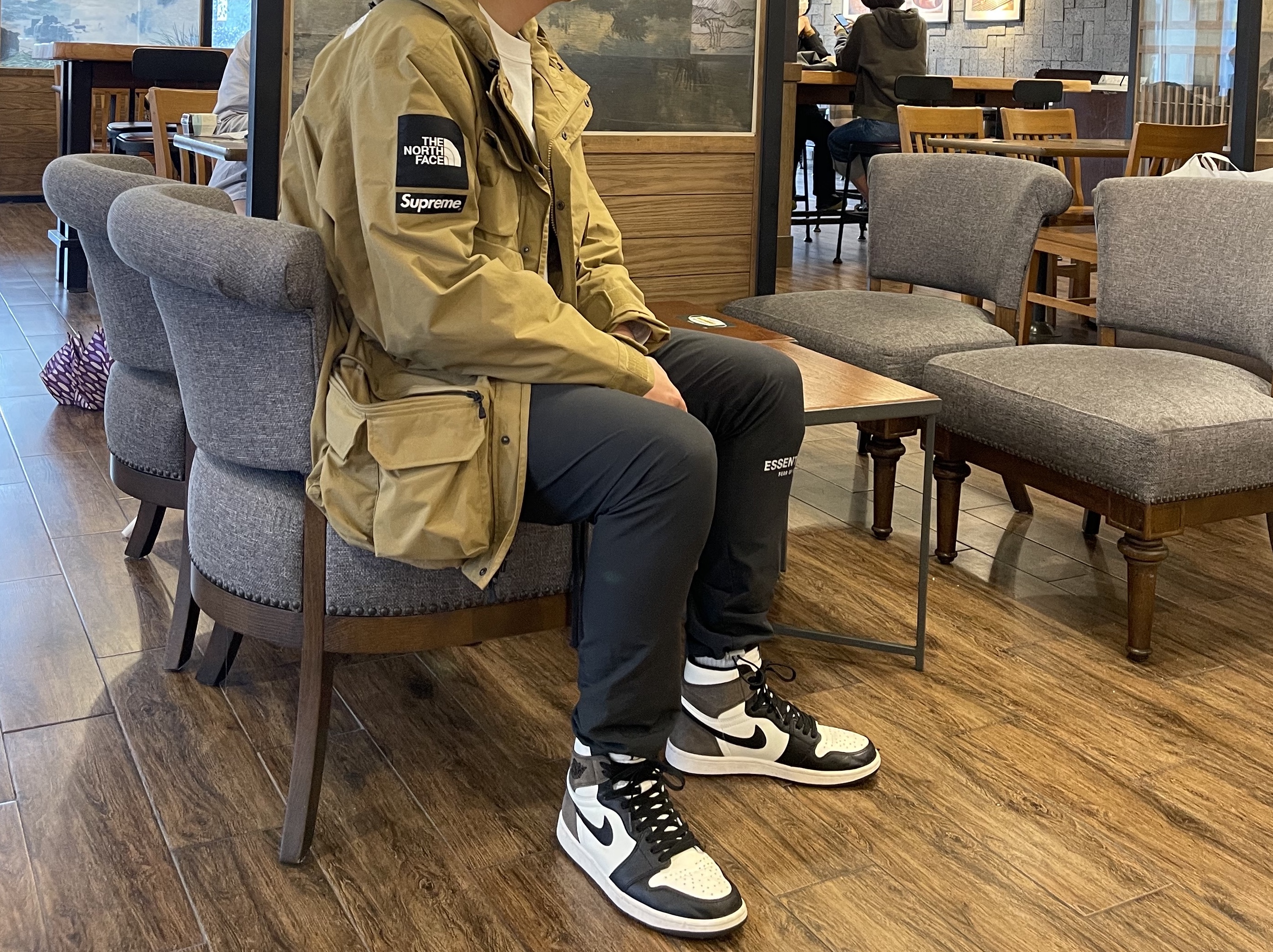 Jordan 1 Retro High OG Black Mocha, Supreme x The North Face Cargo Jacket Gold - 20SS 착용 스타일