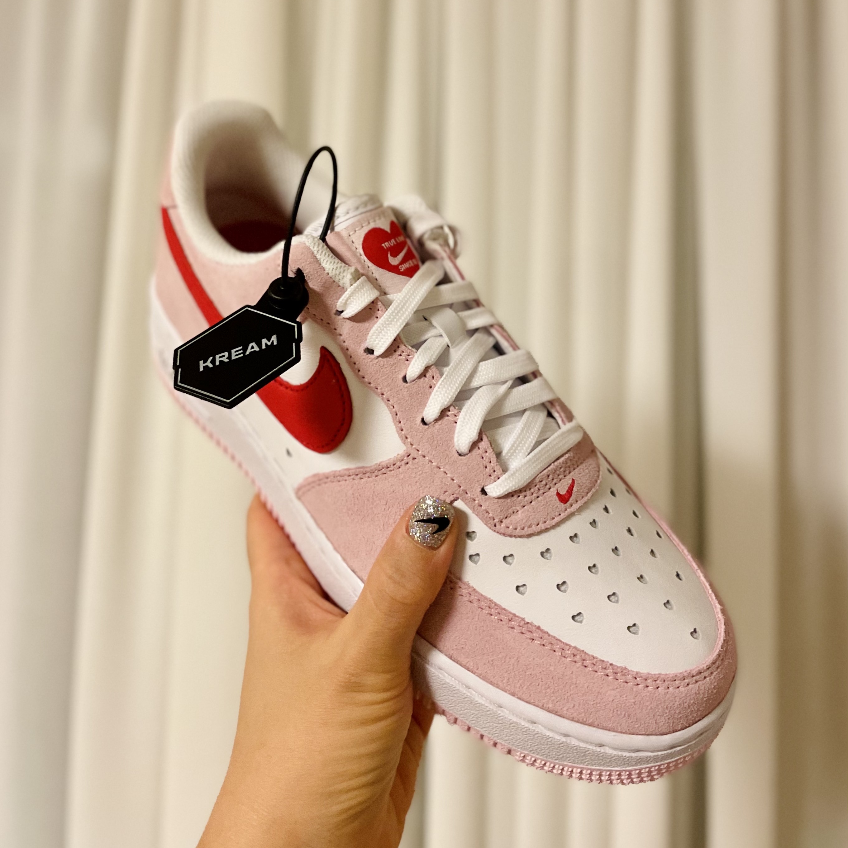 Nike Air Force 1 '07 QS Valentine's Day 착용 스타일