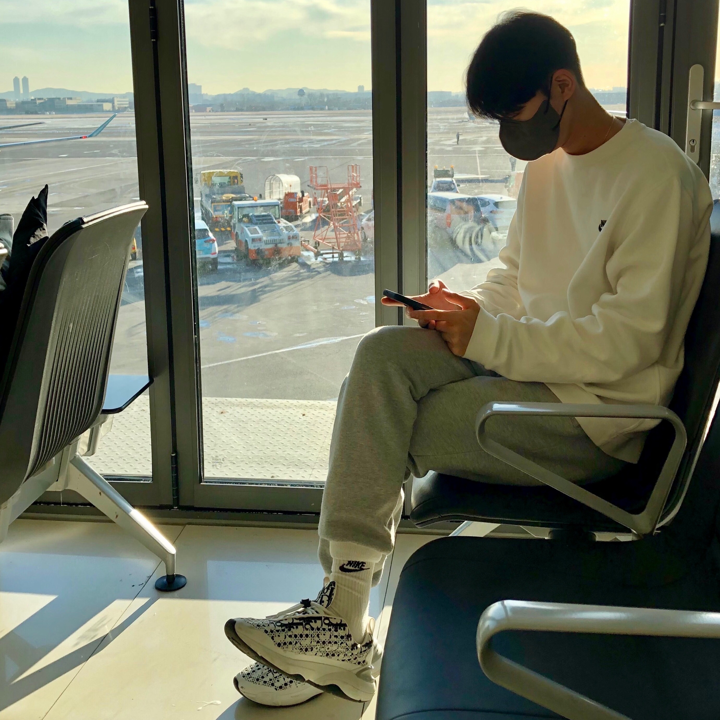 Dior B24 Oblique Cannage Motif White 착용 스타일