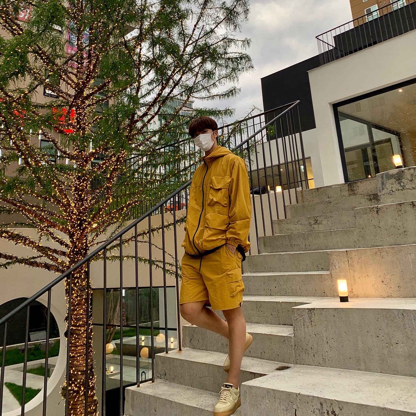 Nike Air Force 1 Low Gore-Tex Team Gold Khaki 착용 스타일