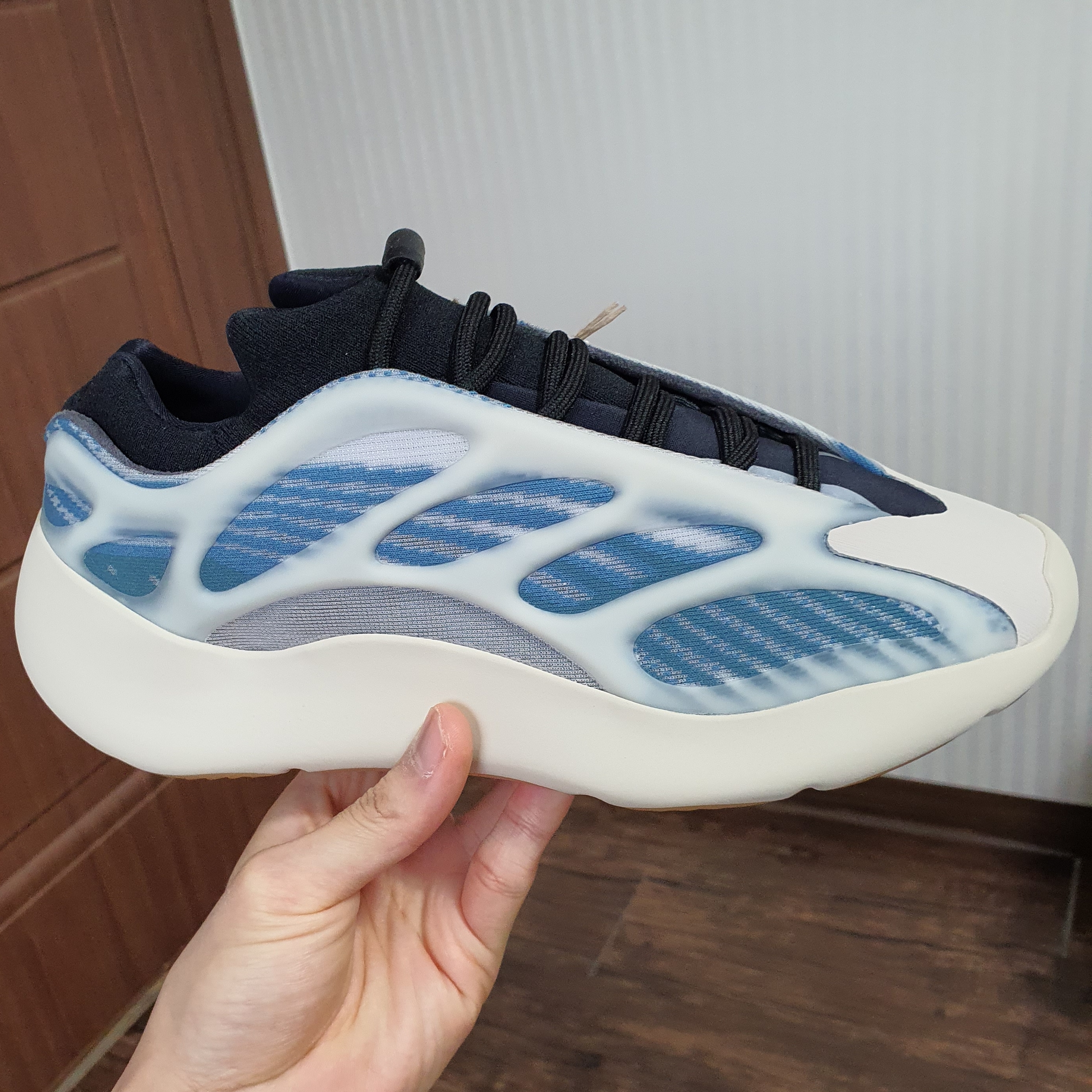 Adidas Yeezy 700 V3 Kyanite 착용 스타일