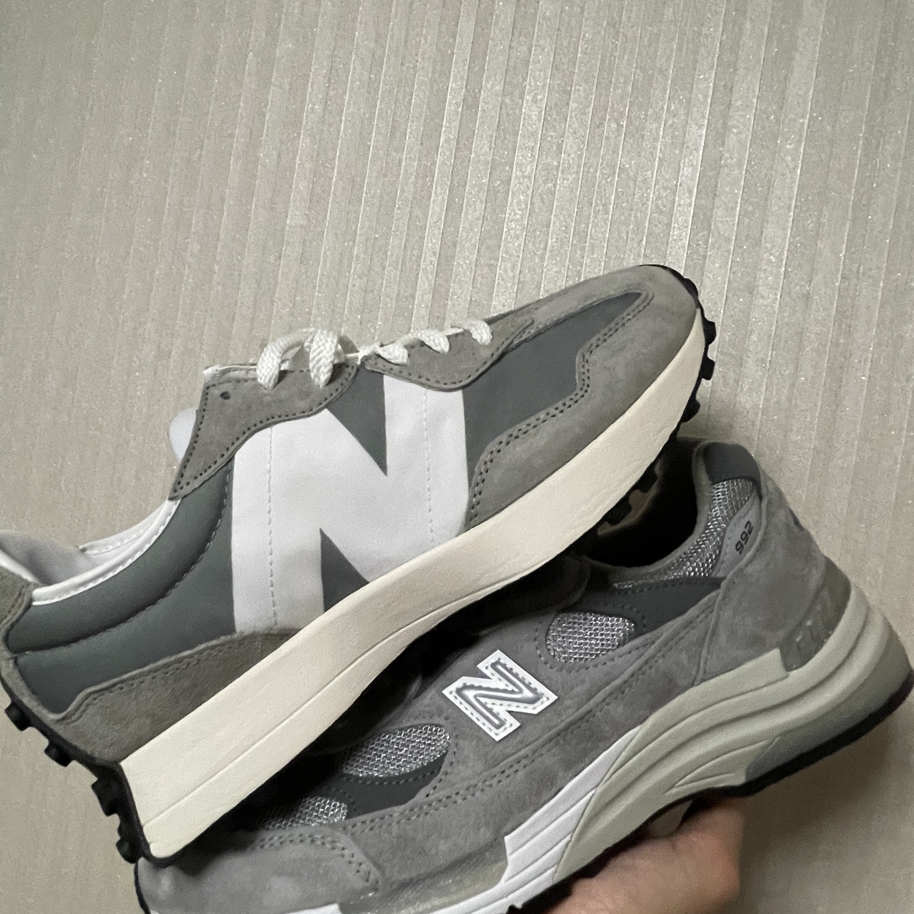 New Balance 327 Grey, New Balance 992 Made in USA Grey - D Standard 착용 스타일