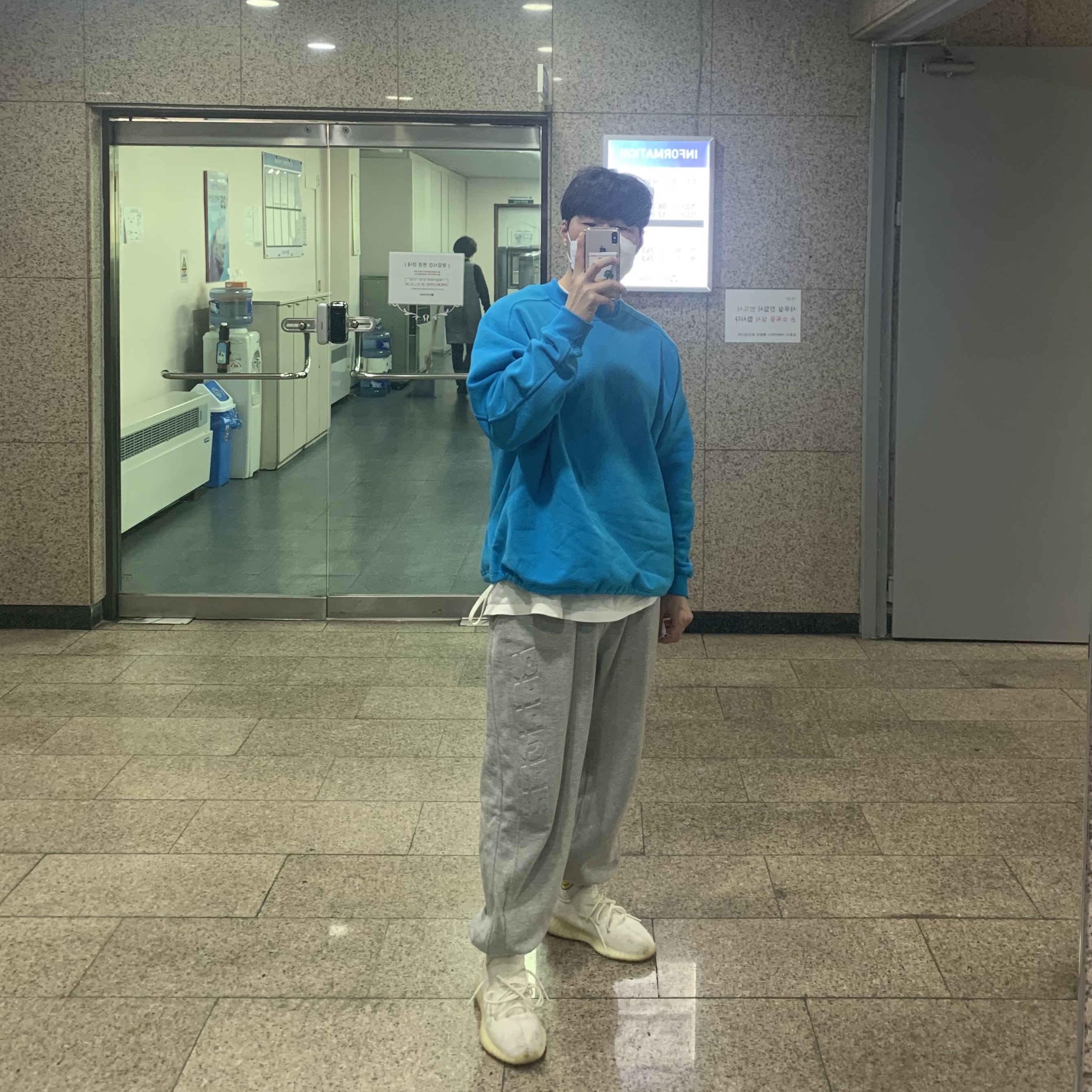 Adidas Yeezy Boost 350 V2 Cloud White - Non-Reflective 착용 스타일