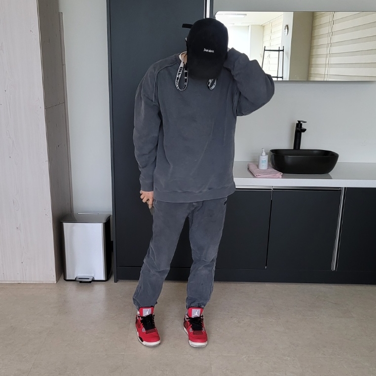 Jordan 4 Retro Toro Bravo, Off-White x Amore Pacific Protection Box (Without Cosmetics) 착용 스타일