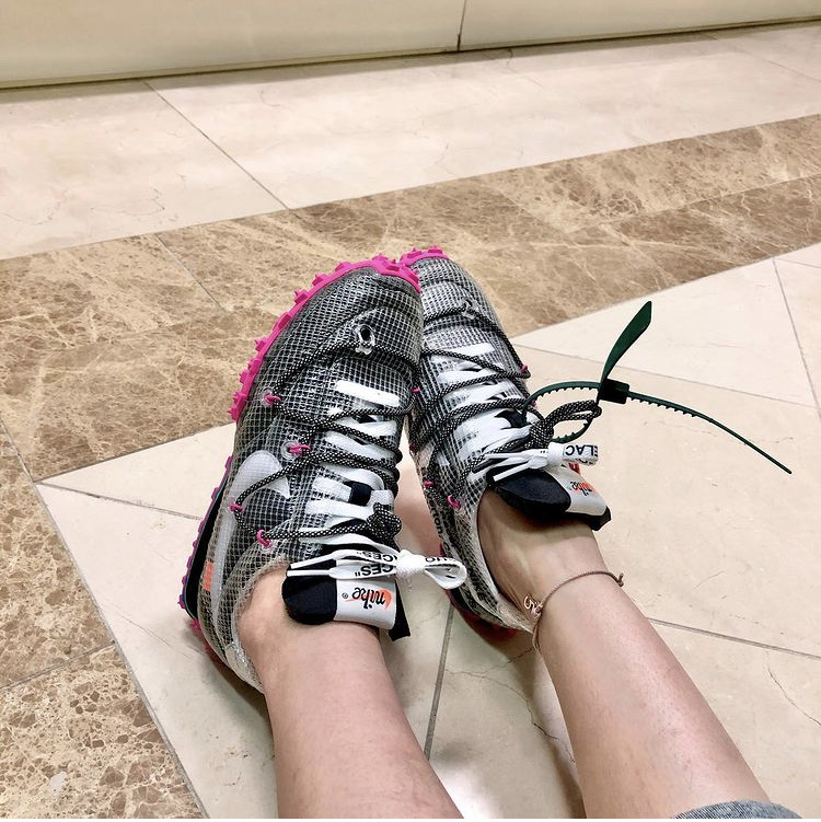 (W) Nike x Off-White Waffle Racer Black 착용 스타일