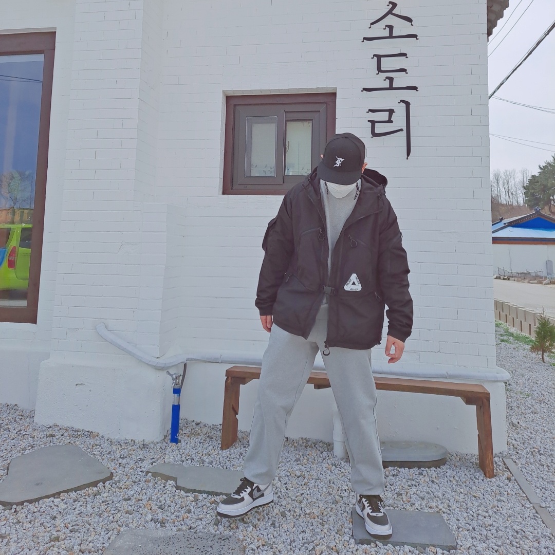 Nike Air Force 1 B Silver Snake 착용 스타일 - 1