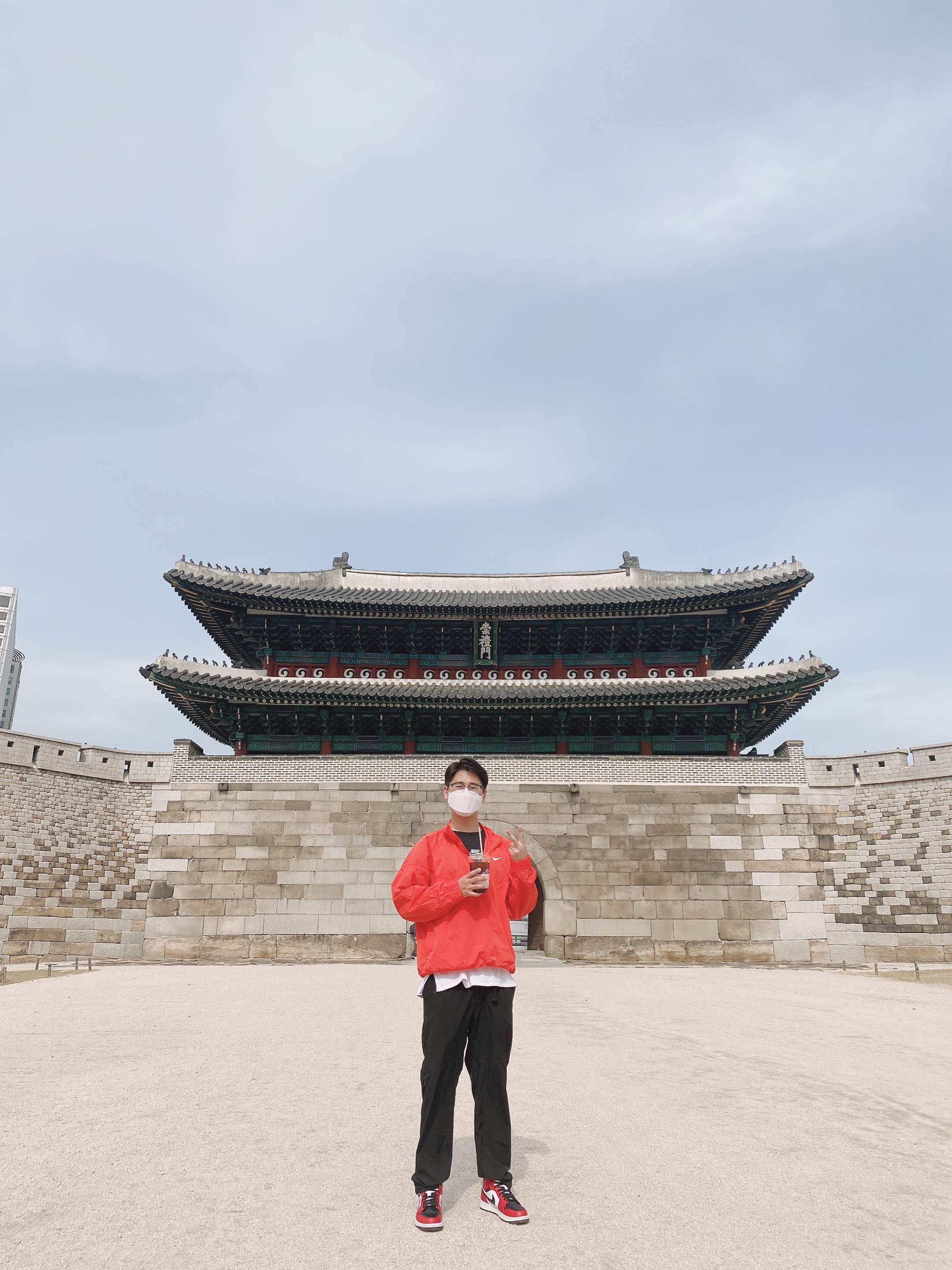 Nike x Stussy Windrunner Jacket Habanero Red, Jordan 1 Mid Chicago Black Toe 착용 스타일