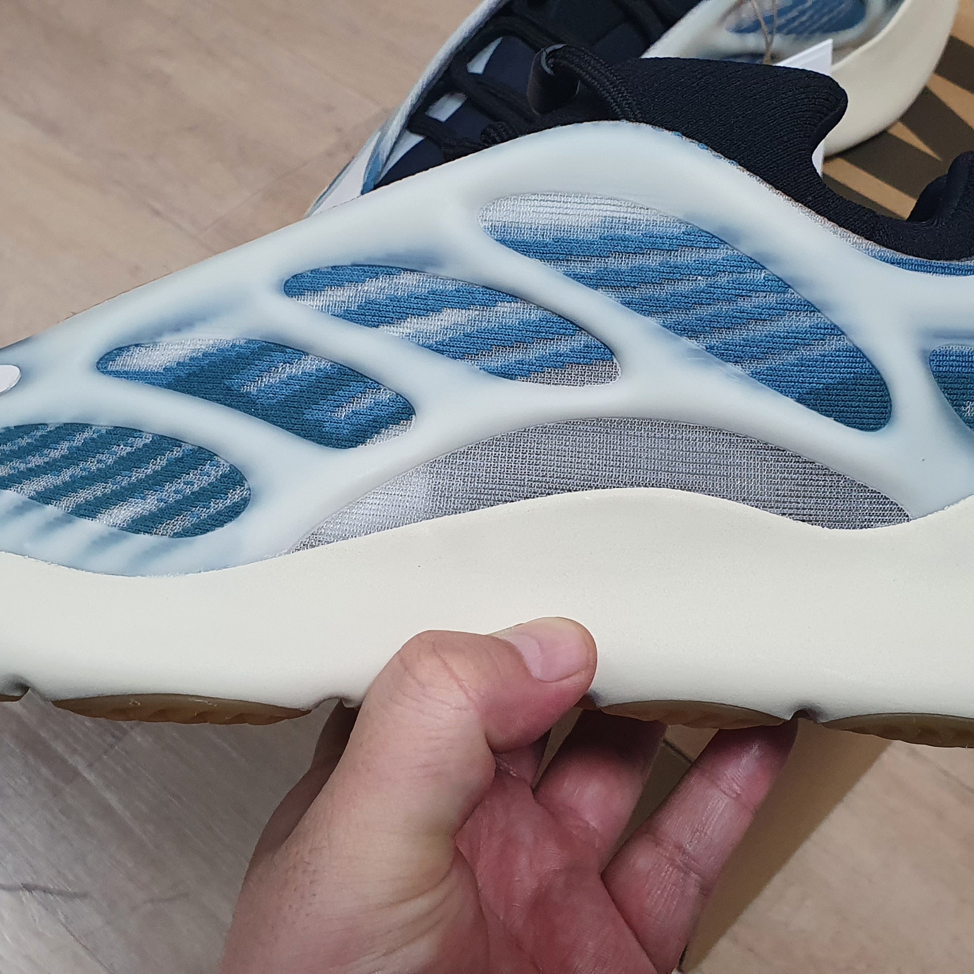 Adidas Yeezy 700 V3 Kyanite 착용 스타일 - 2