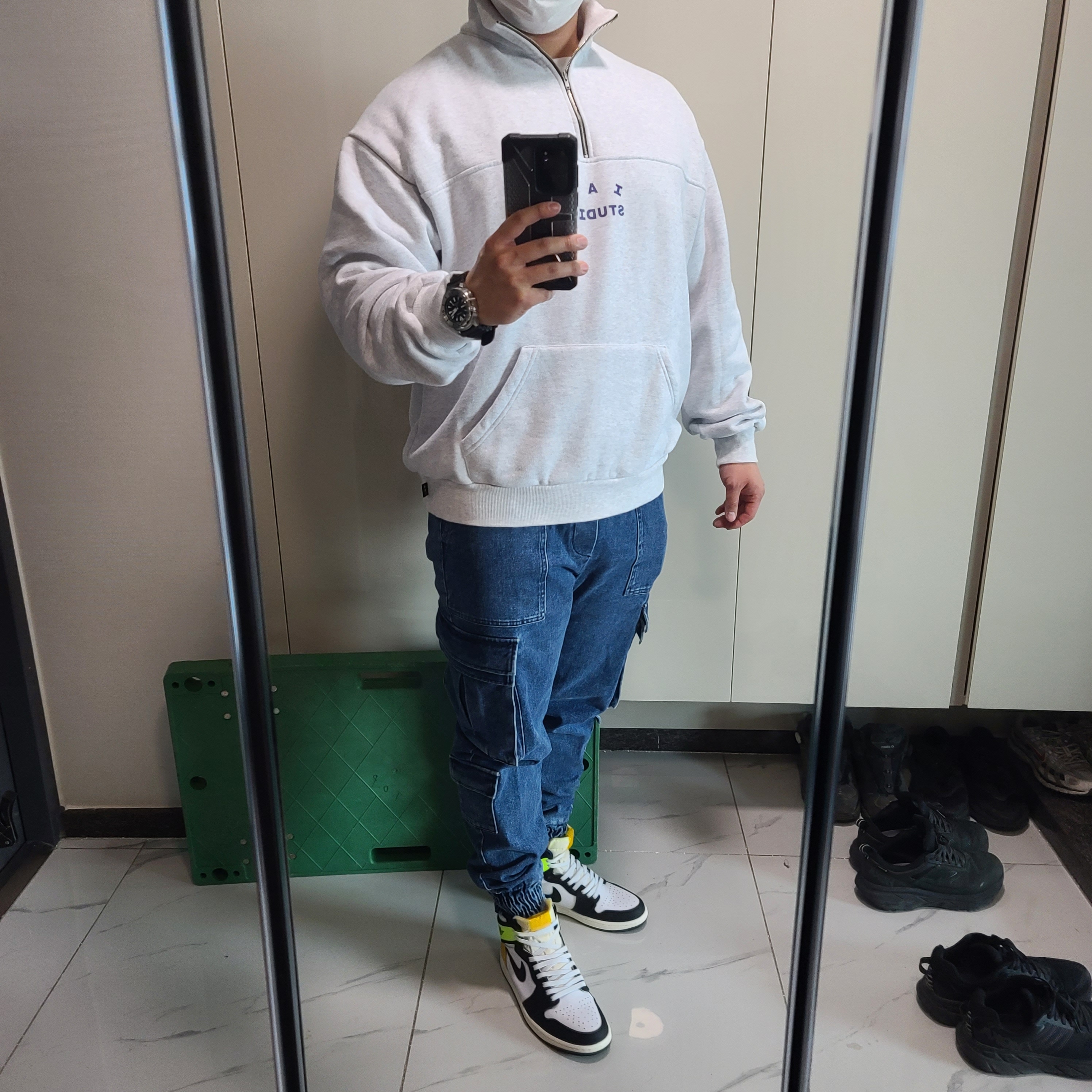 Jordan 1 Retro High OG Volt Gold, IAB Studio Half Zip Pullover Light Gray 착용 스타일